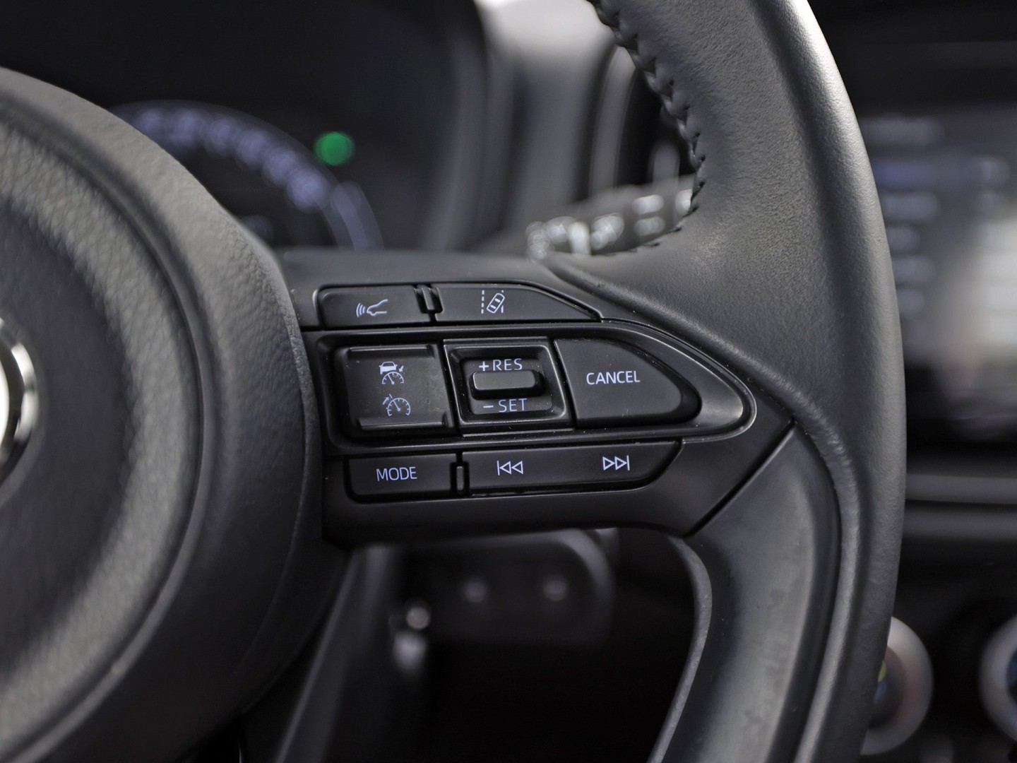 Toyota Aygo 1.0 VVT-i MT Play (APPLE CARPLAY, NAVIGATIE, ADAPTIVE CRUISE, SPORTSTOELEN, LANE ASSIST, CAMERA, NIEUWSTAAT)