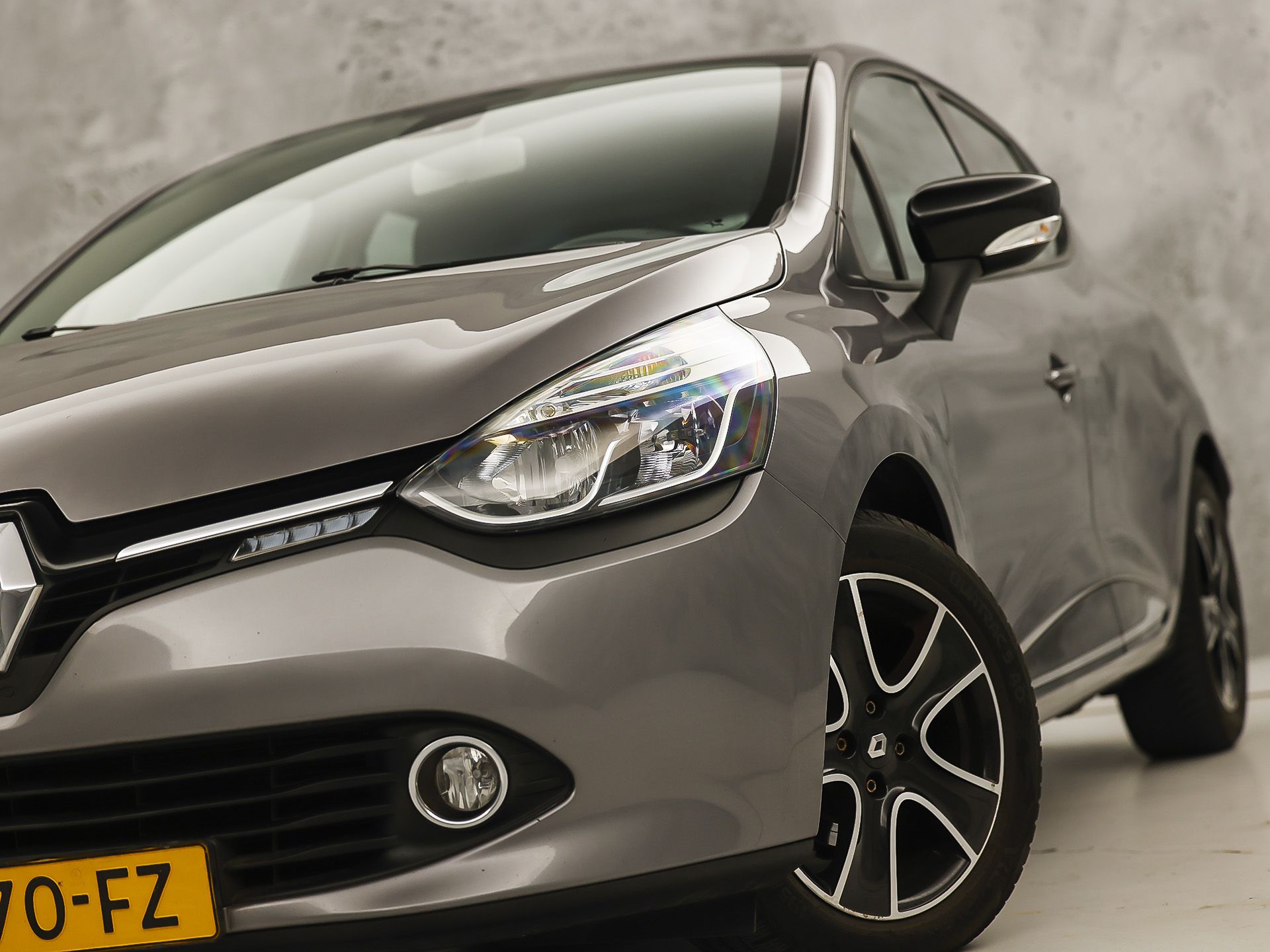 Renault Clio 0.9 TCe Dynamic Sport (NAVIGATIE, CRUISE, LM VELGEN, SPORTSTOELEN, PARKEERSENSOREN, BLUETOOTH, NIEUWE APK, NIEUWSTAAT)