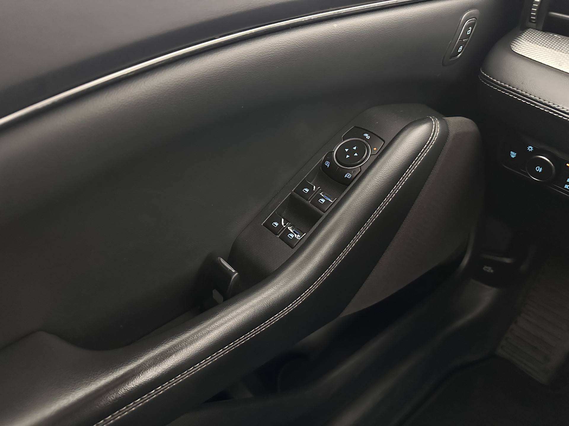 Ford Mustang Mach-E RWD 75 kWh [ 3-Fase-11kW] {SOH-89%} (INCL-BTW) *LEATHER | FULL-LED | DAB | DIGI-COCKPIT | KEYLESS | NAVI-FULLMAP | CARPLAY | HEATED-COMFORTSEATS | TOPVIEW | ADAPTIVE-CRUISE | PRIVACYGLASS | 18'' ALU*