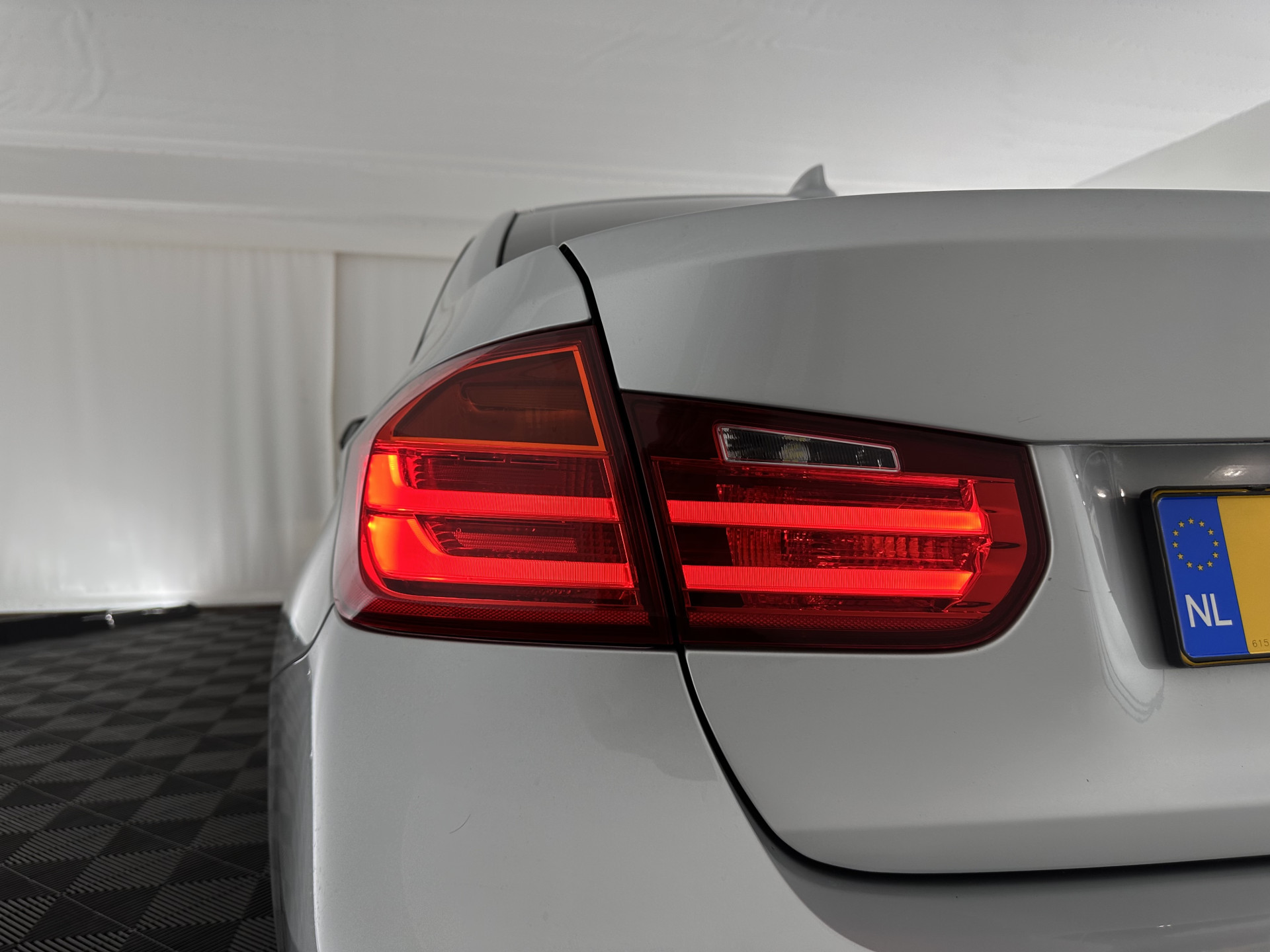 BMW 3-serie 328i High Executive M-Sport-Pack Aut *PANO | LEATHER | BI-XENON | HEATED-SPORTSEATS | SHIFT-PADDLES | HIFI-SOUND | MEMORY-PACK | KEYLESS | NAVI-FULLMAP | ECC | PRIVACY-GLASS | PDC | CRUISE | 19''ALU*