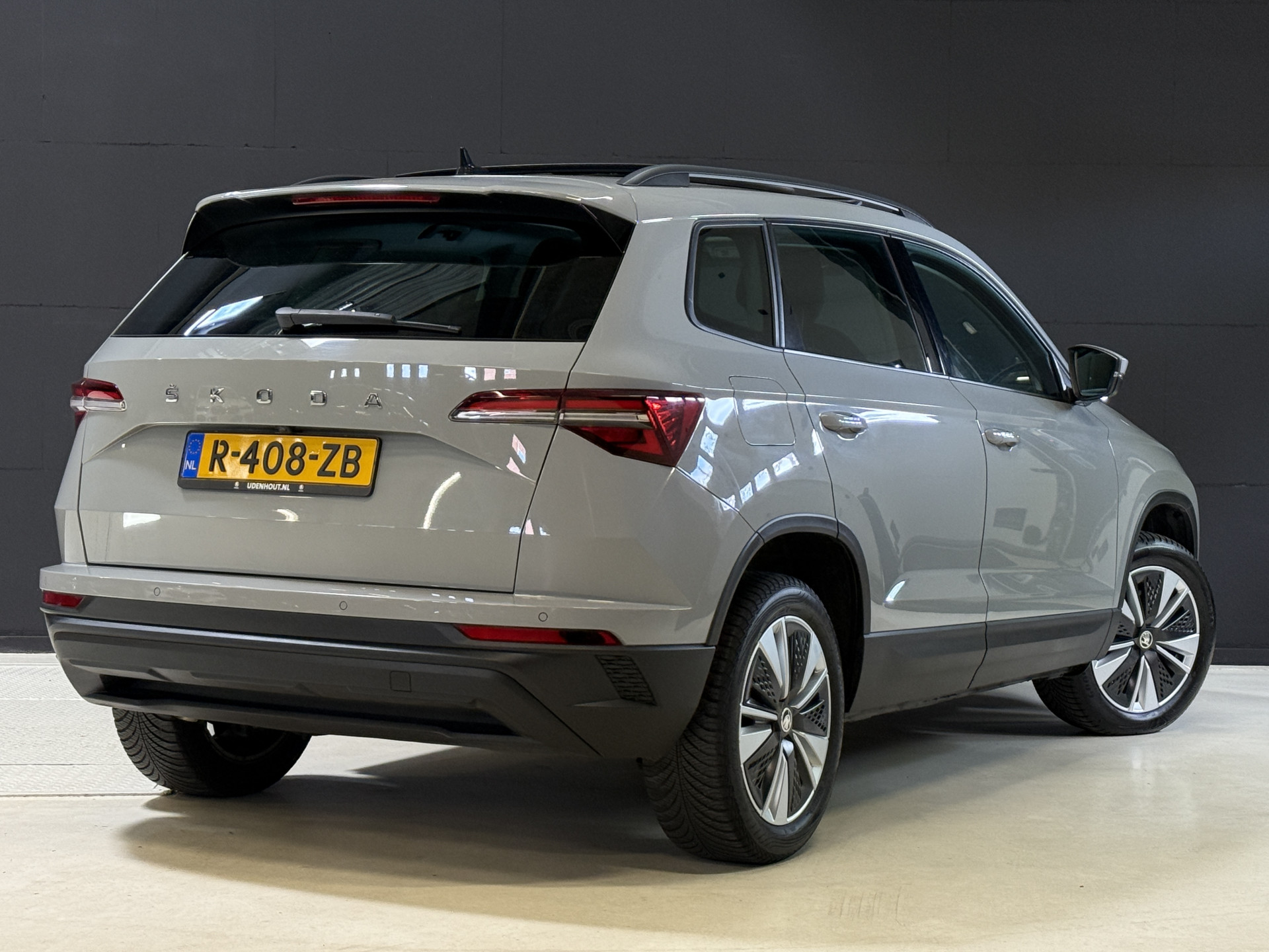 ŠKODA Karoq 1.5 TSI ACT Business Edition Plus | Panoramadak | Camera | Adaptive cruise | Stoelverwarming | Full LED | NL auto | Dealer onderhouden