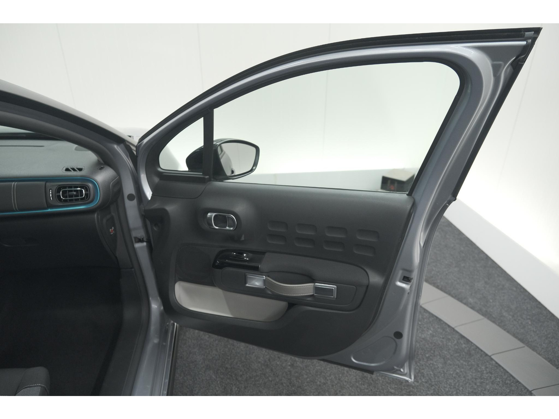 Citroen C3 PureTech 110 EAT6 Shine | Camera | Navigatie | Parkeersensoren | Apple Carplay | 17 Inch Lichtmetalen Velgen