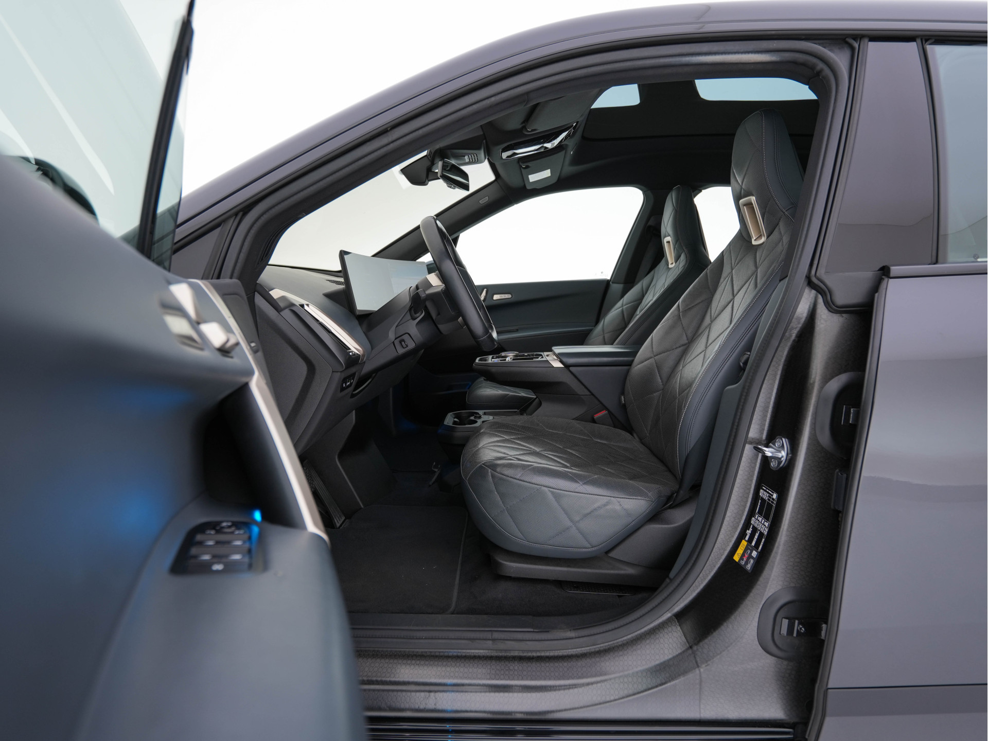 BMW iX xDrive40 High Executive 77 kWh ( 3-Fase ) {SOH-100%} (INCL-BTW) Aut. *PANO | HEAD-UP | HARMAN/KARDON-SURROUND | SOFT-CLOSE | DAB+ | DIGI-COCKPIT | HEATED-COMFORTSEATS | FULL-LED | CARPLAY | TOWBAR | AMBIENT-LIGHT | TOPVIEW | MEMORY-PACK |