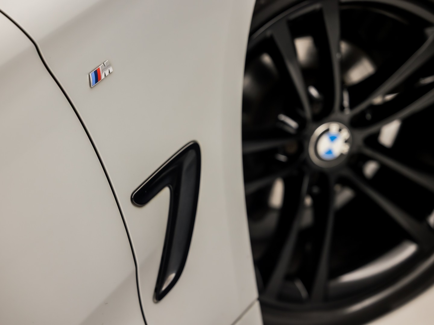 BMW 3 Serie GT 320i M Sport High Executive 184Pk Automaat (GROOT NAVI, M PAKKET, STOELVERWARMING, LEDER, SPORTSTOELEN, GETINT GLAS, PARKEERSENSOREN, NIEUWSTAAT)