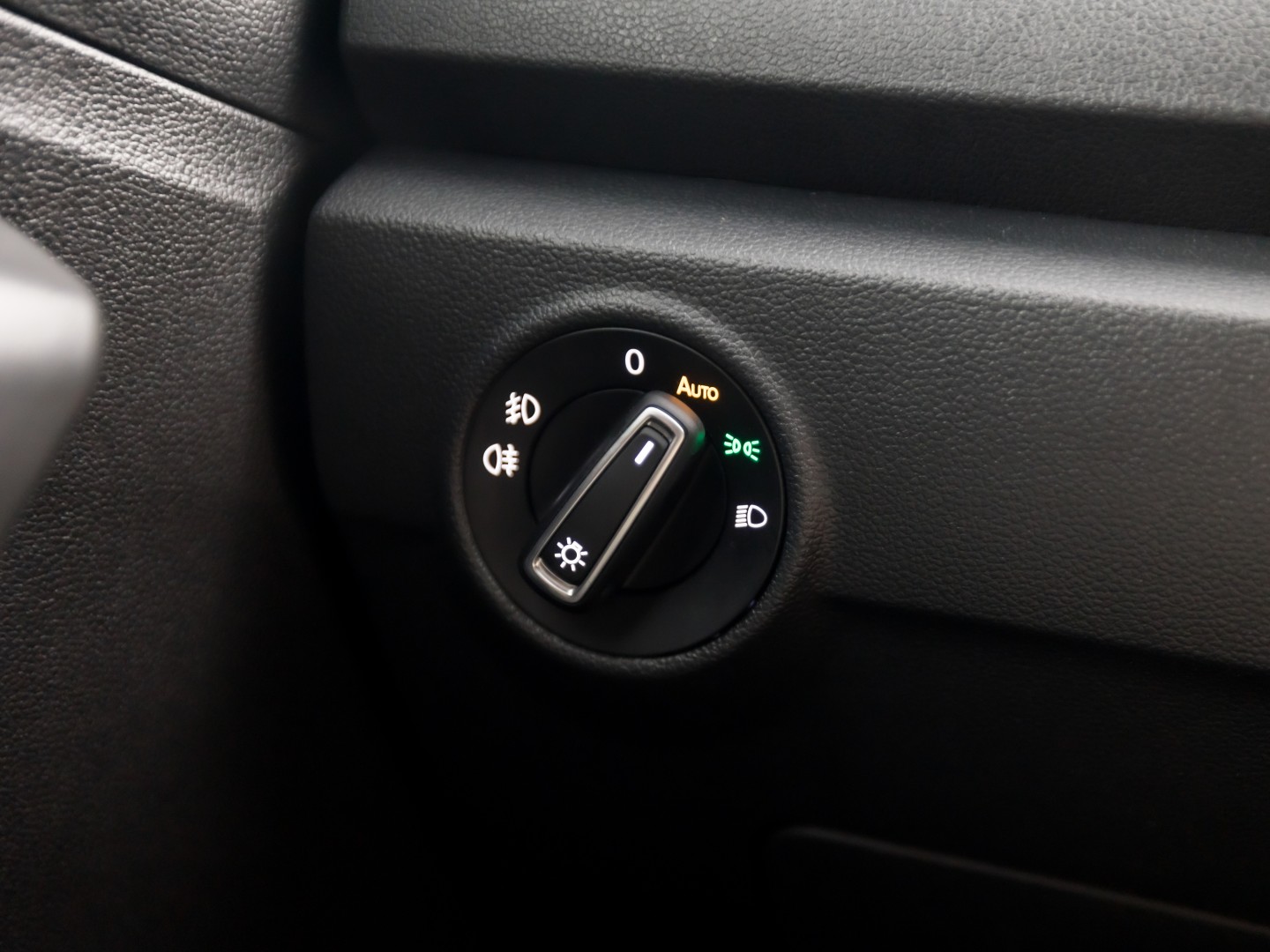 Volkswagen T-Roc 1.5 TSI Sport 150Pk (APPLE CARPLAY, GROOT NAVI, CLIMATE, STOELVERWARMING, ZWART HEMEL, LED KOPLAMPEN, SPORTSTOELEN, GETINT GLAS, ELEK ACHTERKLEP, ADAPTIVE CRUISE, NIEUWSTAAT)