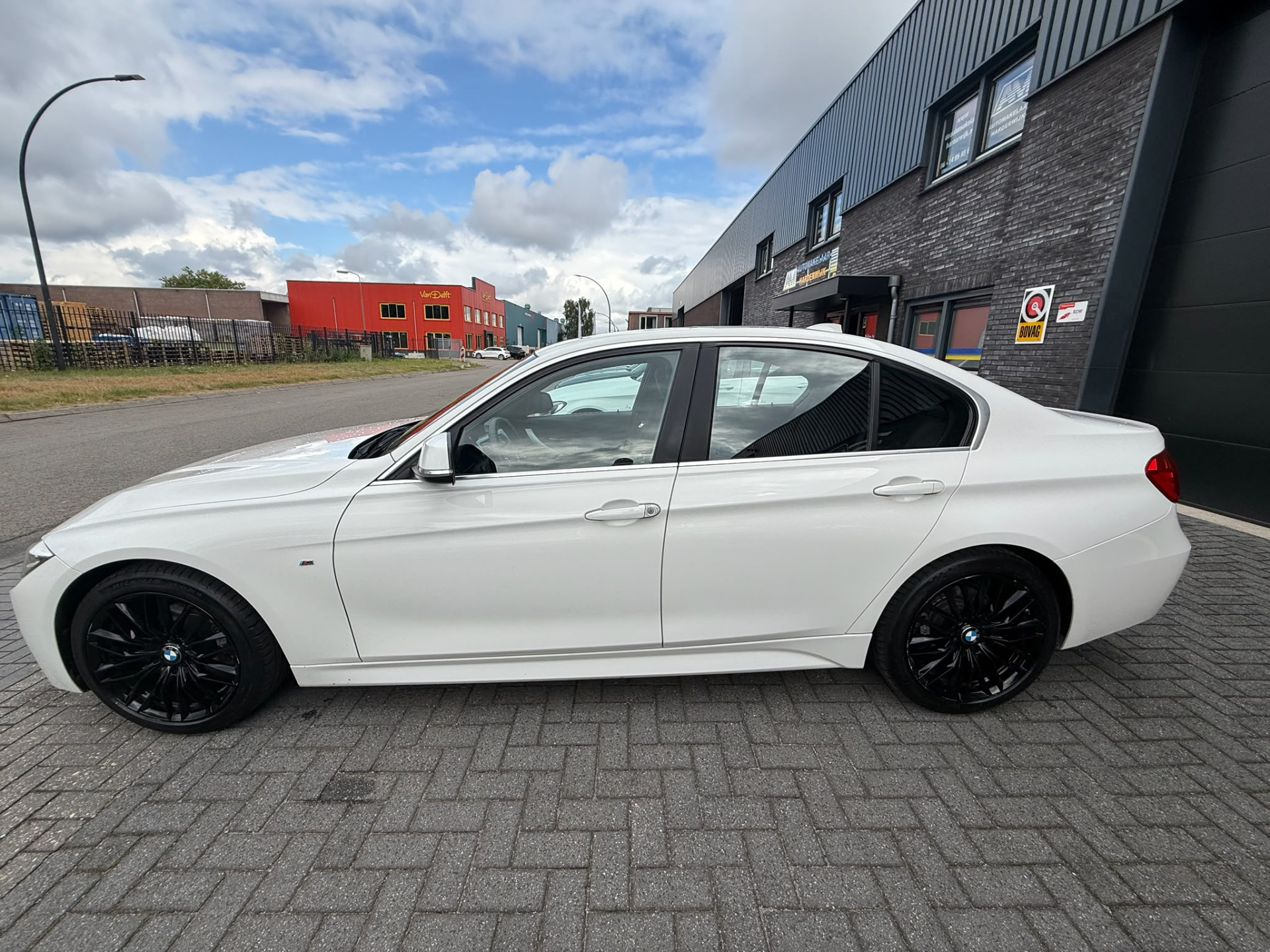 BMW 3-serie 316i M Sport Edition | NIEUWE APK | 3/6 of 12 MND GARANTIE | SCHUIF DAK | NAVI |