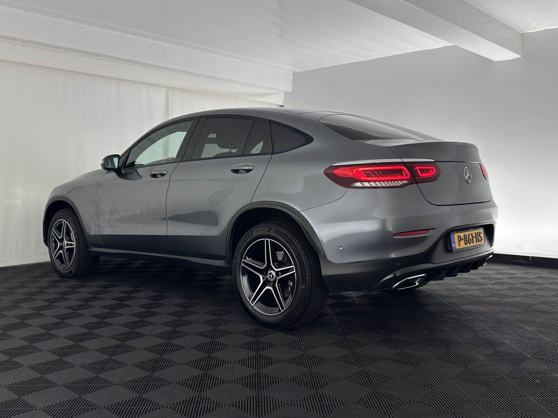 Mercedes-Benz GLC-klasse Coupé 300de 4MATIC Business Solution AMG (Plug-in) (INCL.BTW) *LEATHER-FABRIC | FULL-LED | CAMERA | HEATED-SPORTSEATS | NAVI-FULLMAP | PRIVACYGLASS | SHIFTPADDLES | DAB+ | ECC | PDC | CRUISE | 19''ALU*