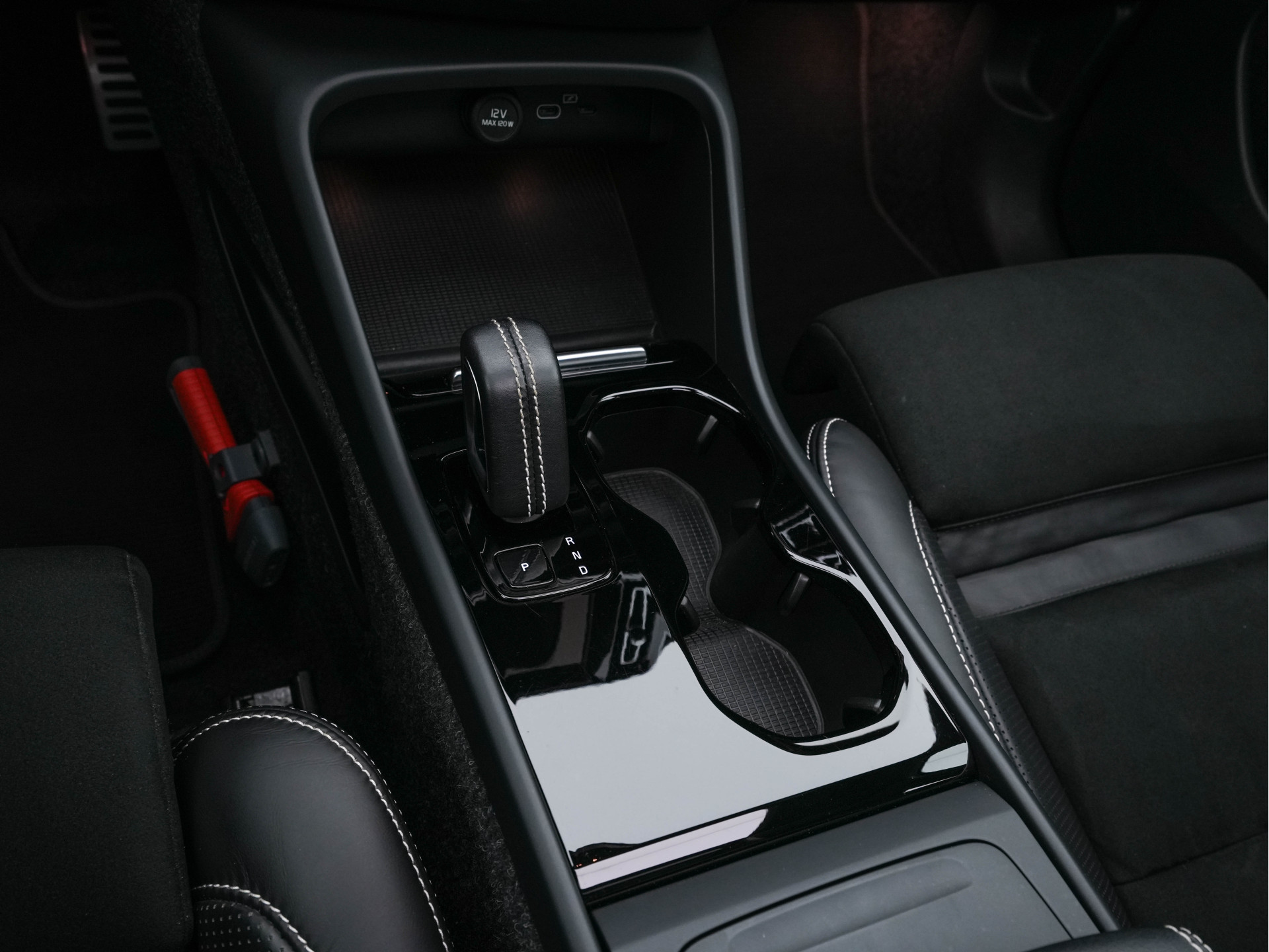 Volvo XC40 Recharge P8 AWD R-Design [ 3-Fase-11kW ] {SOH-90%} (INCL-BTW) Aut. *PANO | LEATHER-ALCANTARA | ADAPTIVE-CRUISE | DIGI-COCKPIT | FULL-LED | HARMAN/KARDON | CAMERA | NAVI-FULLMAP | ECC | PDC | KEYLESS | HEATED-SPORTSEATS | TOWBAR | 20''ALU*