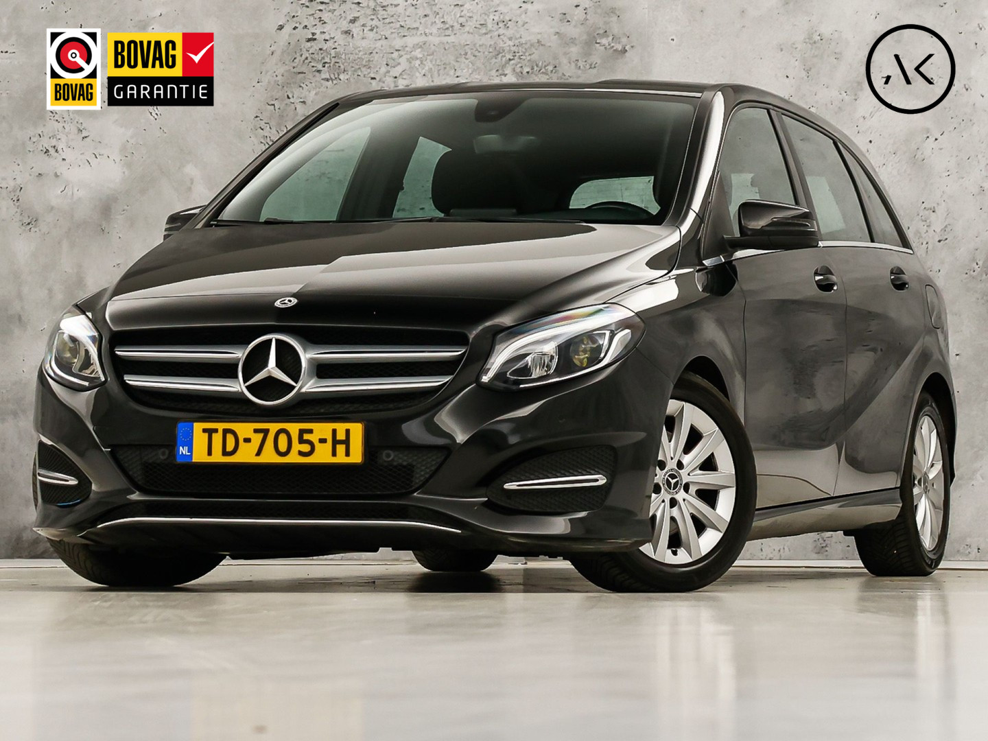 Mercedes-Benz B-klasse 180 Sport Automaat (GROOT NAVI, CAMERA, STOELVERWARMING, ZWART HEMEL, SPORTSTOELEN, CRUISE, KEYLESS START, NIEUWSTAAT)