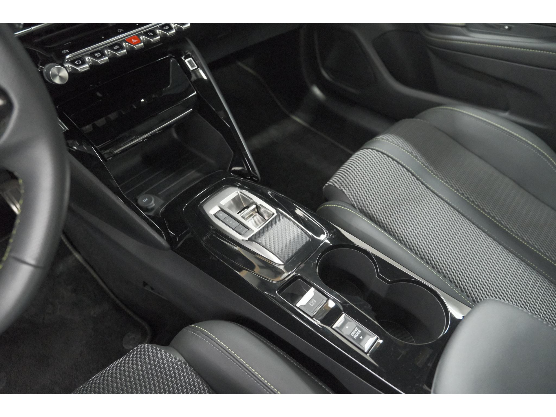 Peugeot 208 Hybrid 136 e-DCS6 GT | 360 Camera | Adaptieve Cruise Control | Dodehoekdetectie | Apple Carplay
