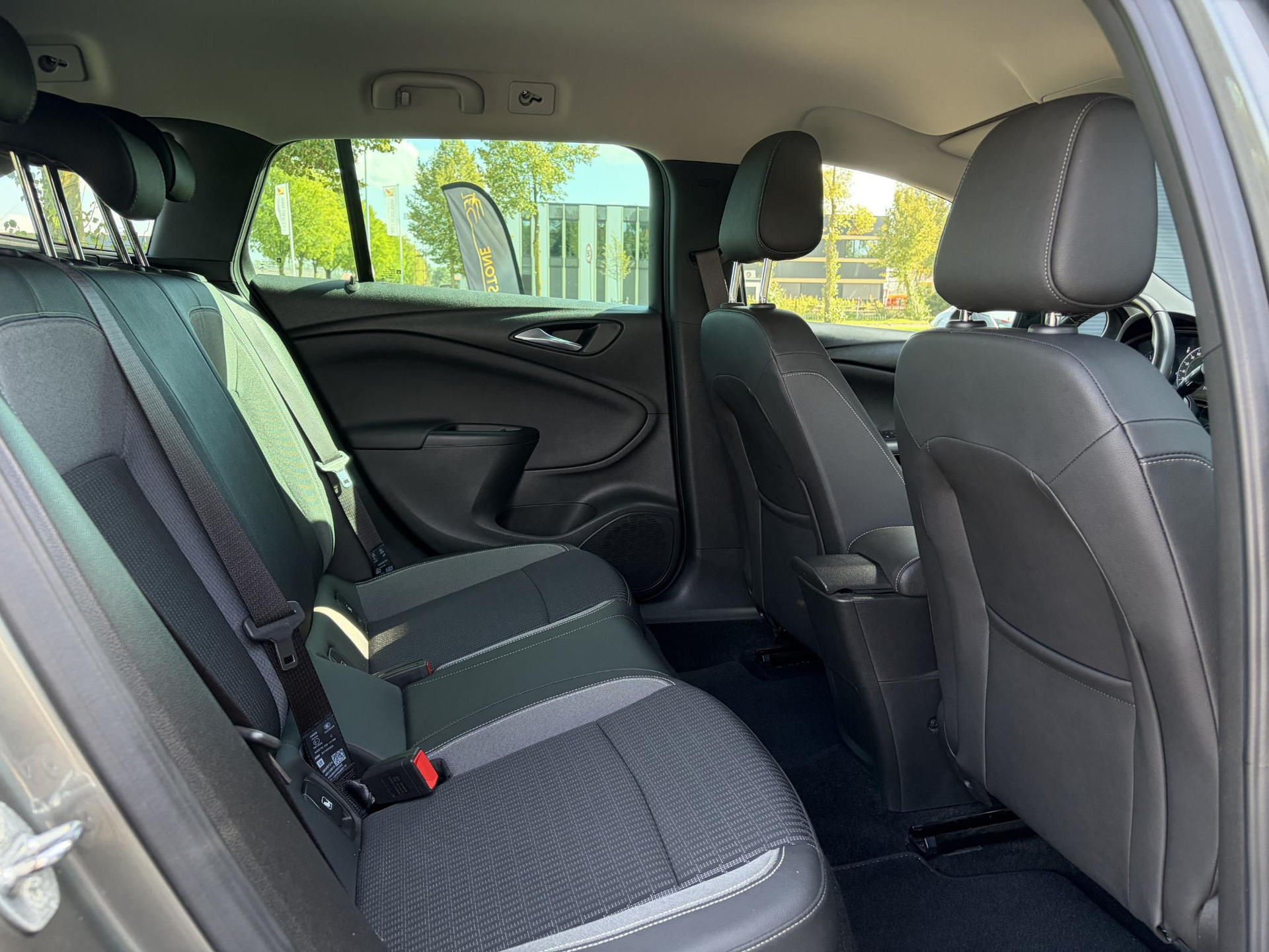 Opel Astra Sports Tourer 1.2 Business Elegance ✓1e Eigenaar✓110pk✓Carplay✓Camera✓Navi✓Clima✓Cruise✓Halfleder✓Comfortstoel✓Pdc V+A✓6 Bak✓Dealer Onderhouden✓Keyless✓Lm velgen✓N.A.P✓Apk tot 06-2027