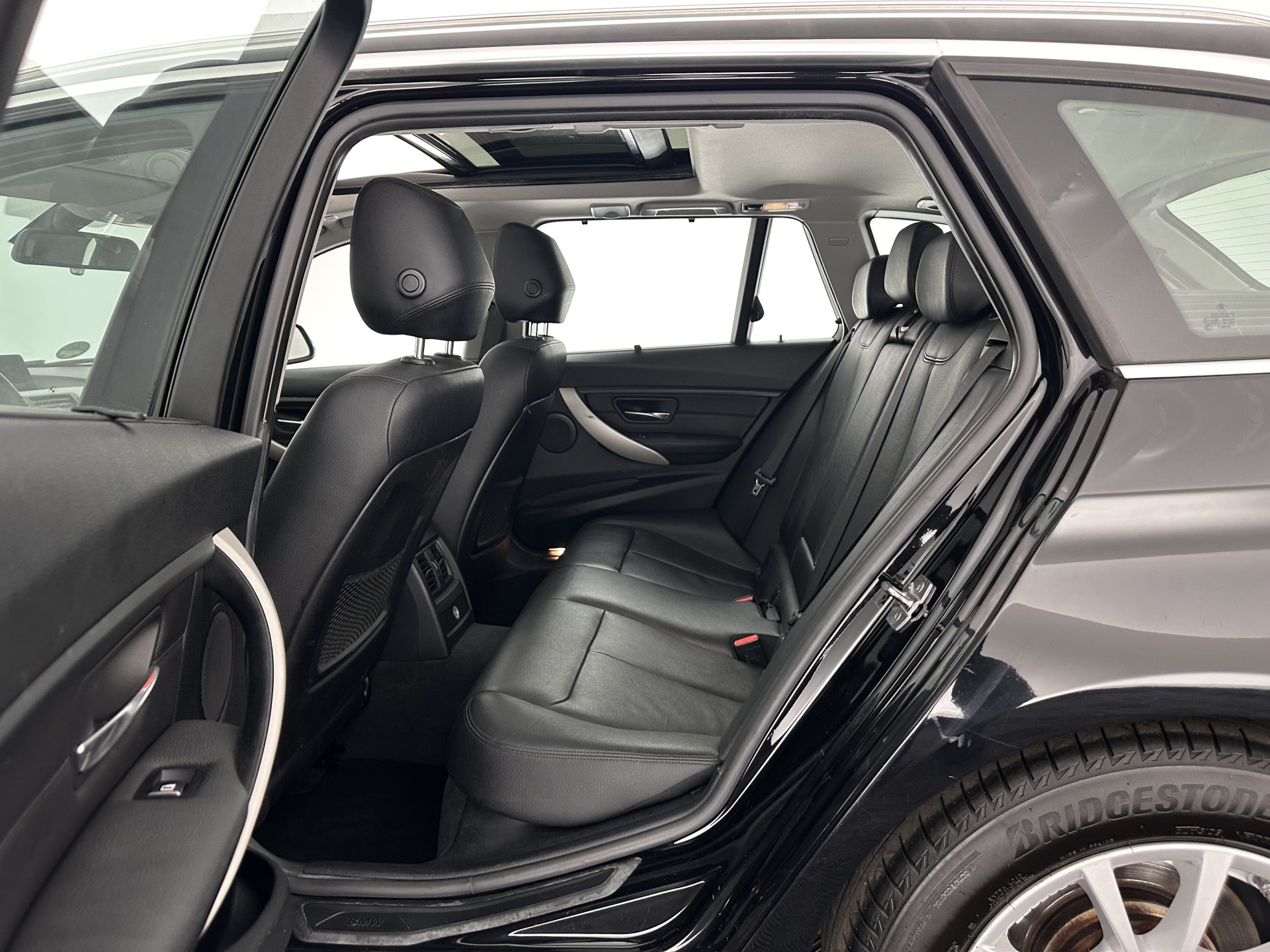 BMW 3-serie Touring 320d EDE Corporate Lease Essential Aut. *PANO | FULL-LEATHER | FULL-LED | NAVI-FULLMAP | HEATED-COMFORTSEATS | HIFI-SOUND | ECC | PDC | CRUISE | 16''ALU*