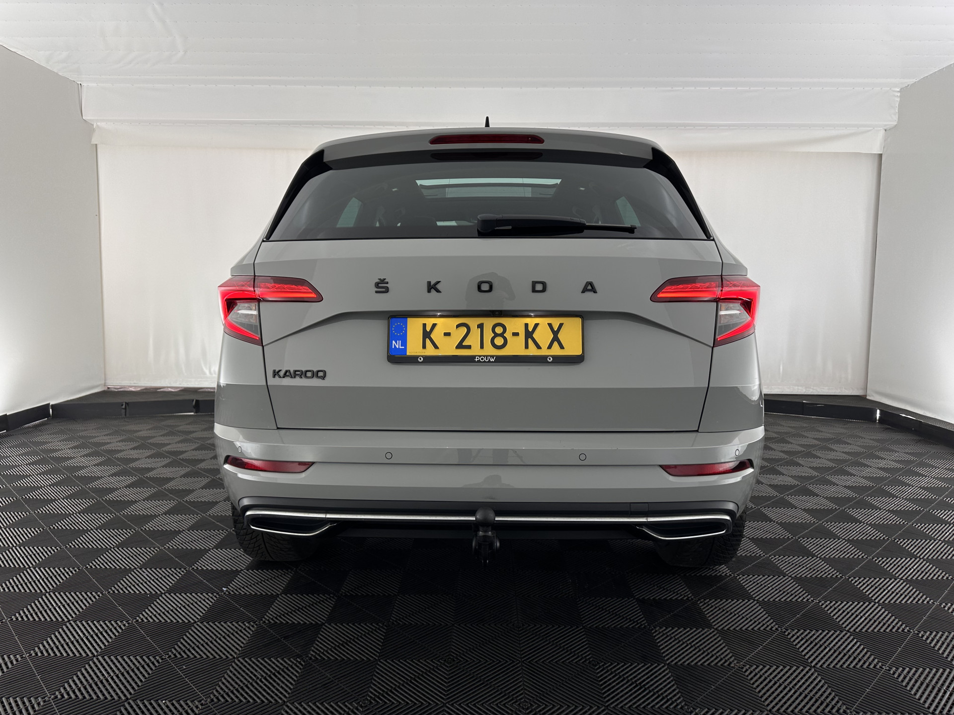 ŠKODA Karoq 1.5 TSI ACT Sportline Business (INCL-BTW) Aut. *PANO | DIGI-COCKPIT | FULL-LED | ADAPTIVE-CRUISE | CANTON-AUDIO | BLINDSPOT | HEATED-SPORTSEATS | CAMERA | AMBIENTLIGHT | NAVI-FULLMAP | KEYLESS | DAB+ | TOWBAR | PRIVACYGLAS