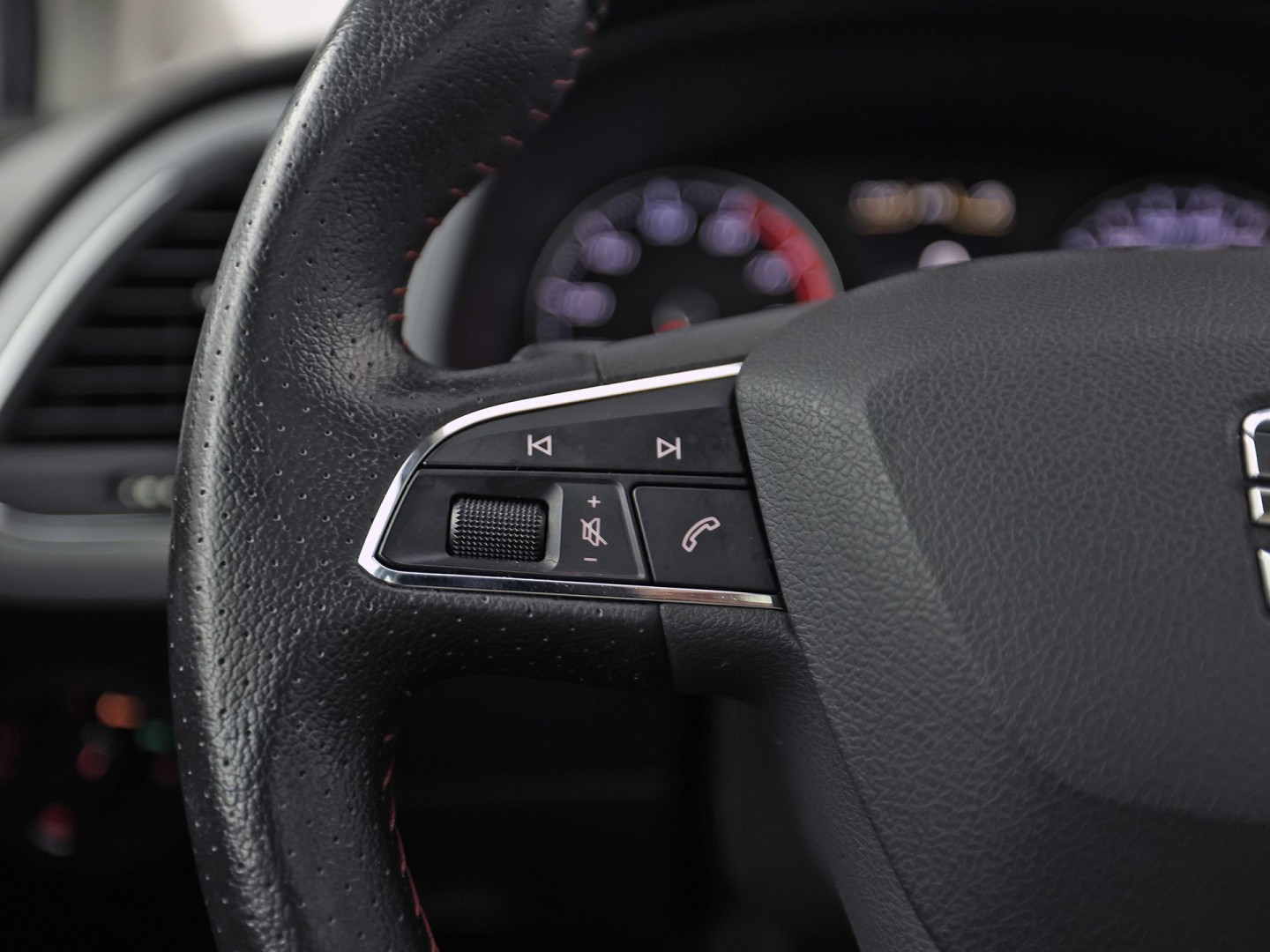 SEAT Leon 1.4 TSI FR Sport 150Pk Automaat (PANORAMADAK, NAVIGATIE, CLIMATE, STOELVERWARMING, SPORTSTOELEN, LED KOPLAMPEN, CRUISE, PARKEERSENSOREN, NIEUWSTAAT)