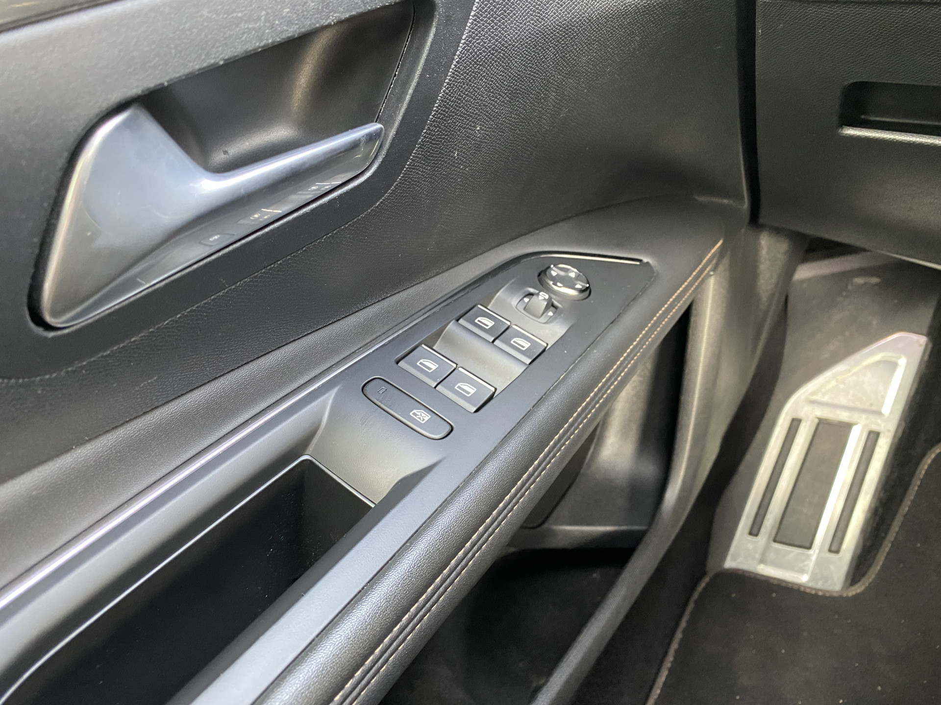 Peugeot 3008 1.6 Plug-in Hybrid 4WD 300 pk GT AUT. | 1e eigenaar | carplay | panoramadak | navigatie | 3D cockpit | 2 laadkabels | BTW