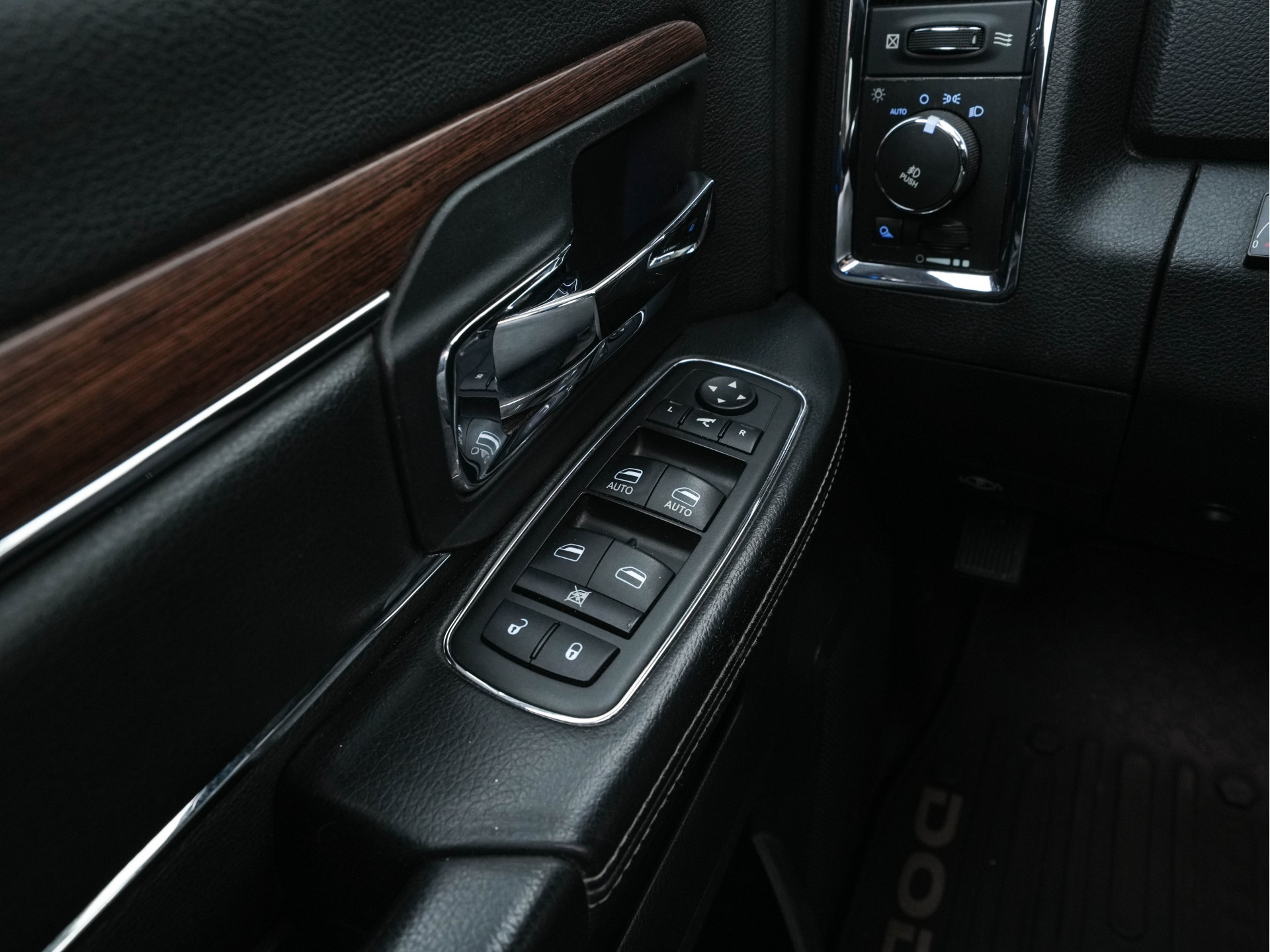 Dodge Ram 1500 HEMI 5.7 V8 4x4 Quad Cab 6'4 [ 5-Pers. ] Aut. *PANO | LEATHER | XENON | ALPINE-AUDIO | DAB+ | NAVI-FULLMAP | KEYLESS | CAMERA | HEATED-COMFORTSEATS | ECC | PDC | CRUISE | TOWBAR | 20''ALU*