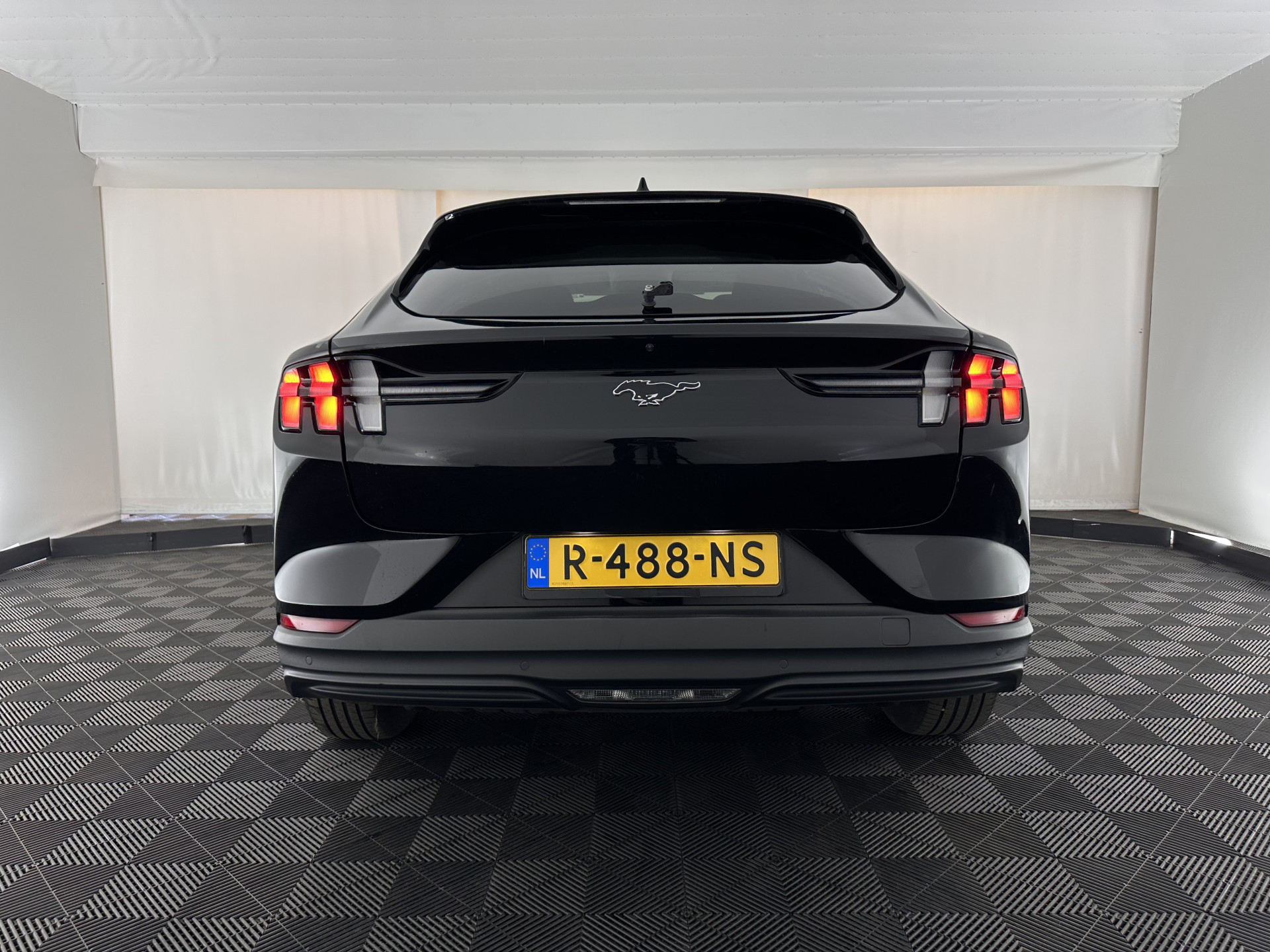 Ford Mustang Mach-E RWD 75 kWh [ 3-Fase-11kW ] {SOH-84%} (INCL-BTW) *LEATHER | FULL-LED | DAB | DIGI-COCKPIT | KEYLESS | NAVI-FULLMAP | CARPLAY | HEATED-COMFORTSEATS | TOPVIEW | ADAPTIVE-CRUISE | PRIVACY-GLASS | 18'' ALU*