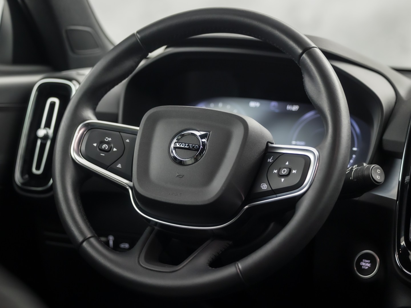 Volvo XC40 1.5 T5 Recharge Sport 262Pk Automaat (BLACK PACK, APPLE CARPLAY, GROOT NAVI, ZWART HEMEL, STUUR/STOELVERWARMING, SPORTSTOELEN, GETINT GLAS, LANE ASSIST, NIEUWE APK, NIEUWSTAAT)