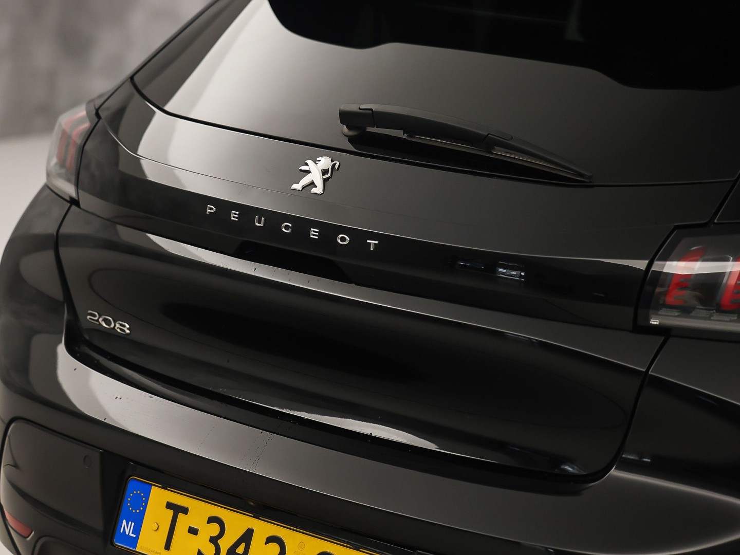Peugeot 208 1.2 PureTech Allure Pack Automaat (VIRTUAL COCKPIT, BLACK PACK, APPLE CARPLAY, GROOT NAVI, 360 CAMERA, SPORTSTOELEN, GETINT GLAS, LM VELGEN, NIEUWSTAAT)