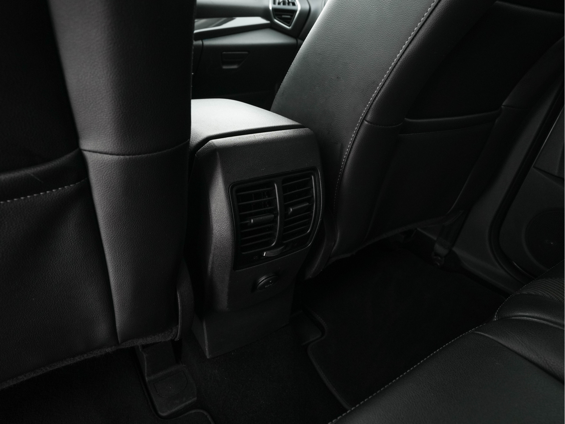 Ford Kuga 1.5 Titanium-Plus Styling-Pack AWD Aut.*LEATHER-FABRIC | XENON | SONY-AUDIO | BLIND-SPOT | KEYLESS | NAVI-FULLMAP | CAMERA | HEATED-SPORT-SEATS | ECC | LANE-ASSIST | PDC | CRUISE | TOWBAR | 19''ALU*