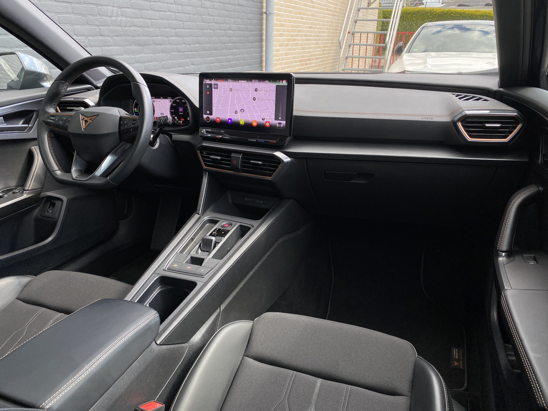CUPRA Formentor 1.4 e-Hybrid Business 204 pk AUT. | 1e eigenaar | dealer onderh. | SOH 97% | navigatie | memory stoel | camera | stoel/stuurvw.