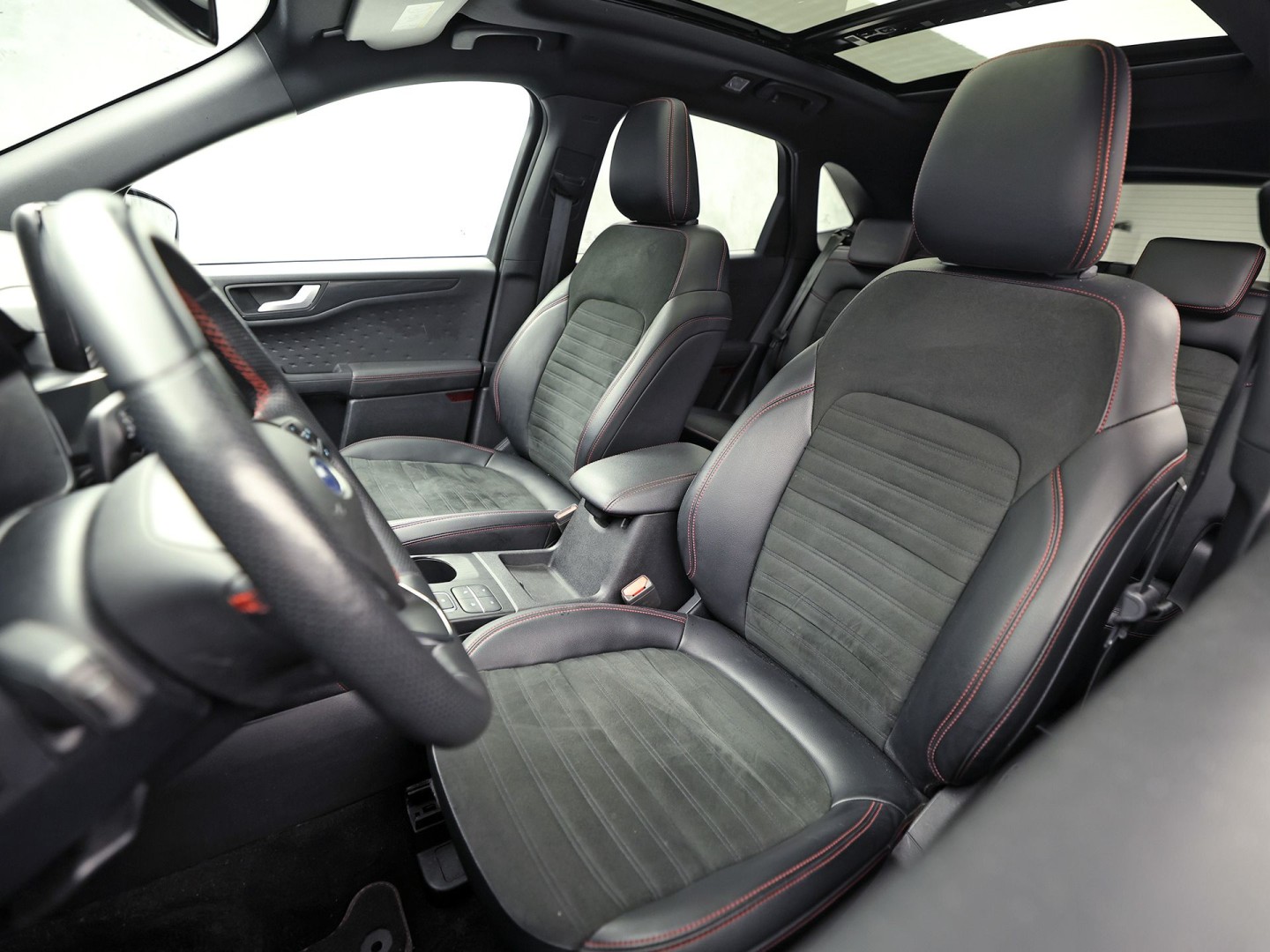 Ford Kuga 2.5 PHEV ST Line 225Pk Automaat (PANORAMADAK, SOH 87,7%, APPLE CARPLAY, LEDER/ALCANTARA, STUUR/STOELVERWARMING, CAMERA, SPORTSTOELEN, HEAD-UP DISPLAY, ADAPTIVE CRUISE, GETINT GLAS, NIEUWE APK, NIEUWSTAAT)