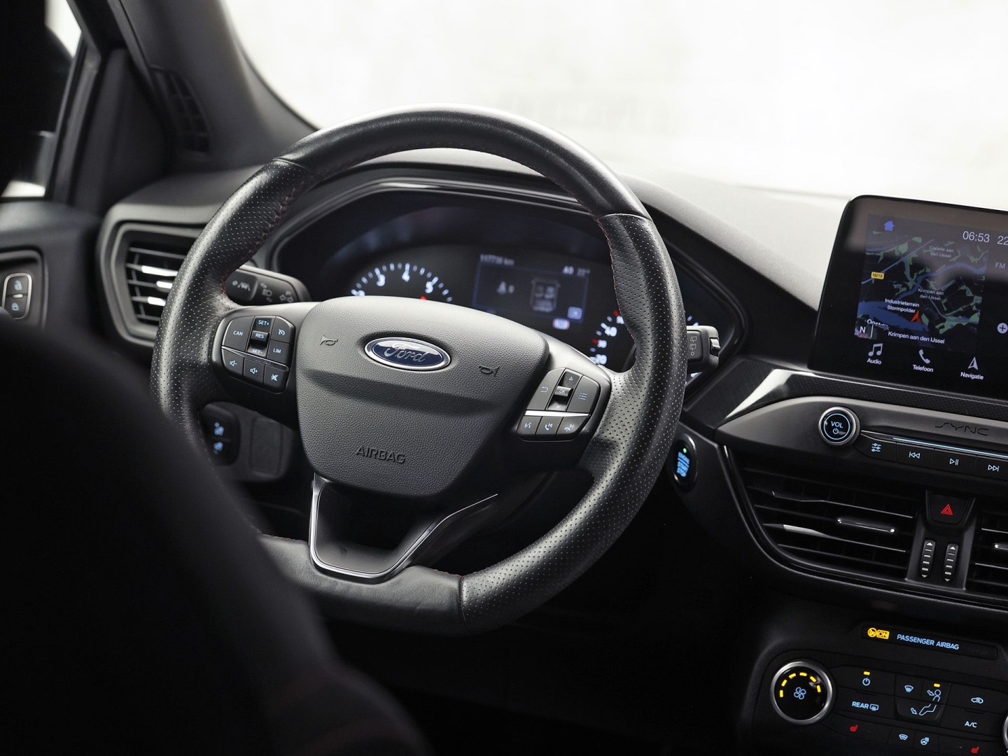 Ford Focus Wagon 1.0 EcoBoost ST Line (APPLE CARPLAY, GROOT NAVI, STUUR/STOELVERWARMING, KEYLESS, GETINT GLAS, SPORTSTOELEN, CRUISE, PARKEERSENSOREN, NIEUWSTAAT)