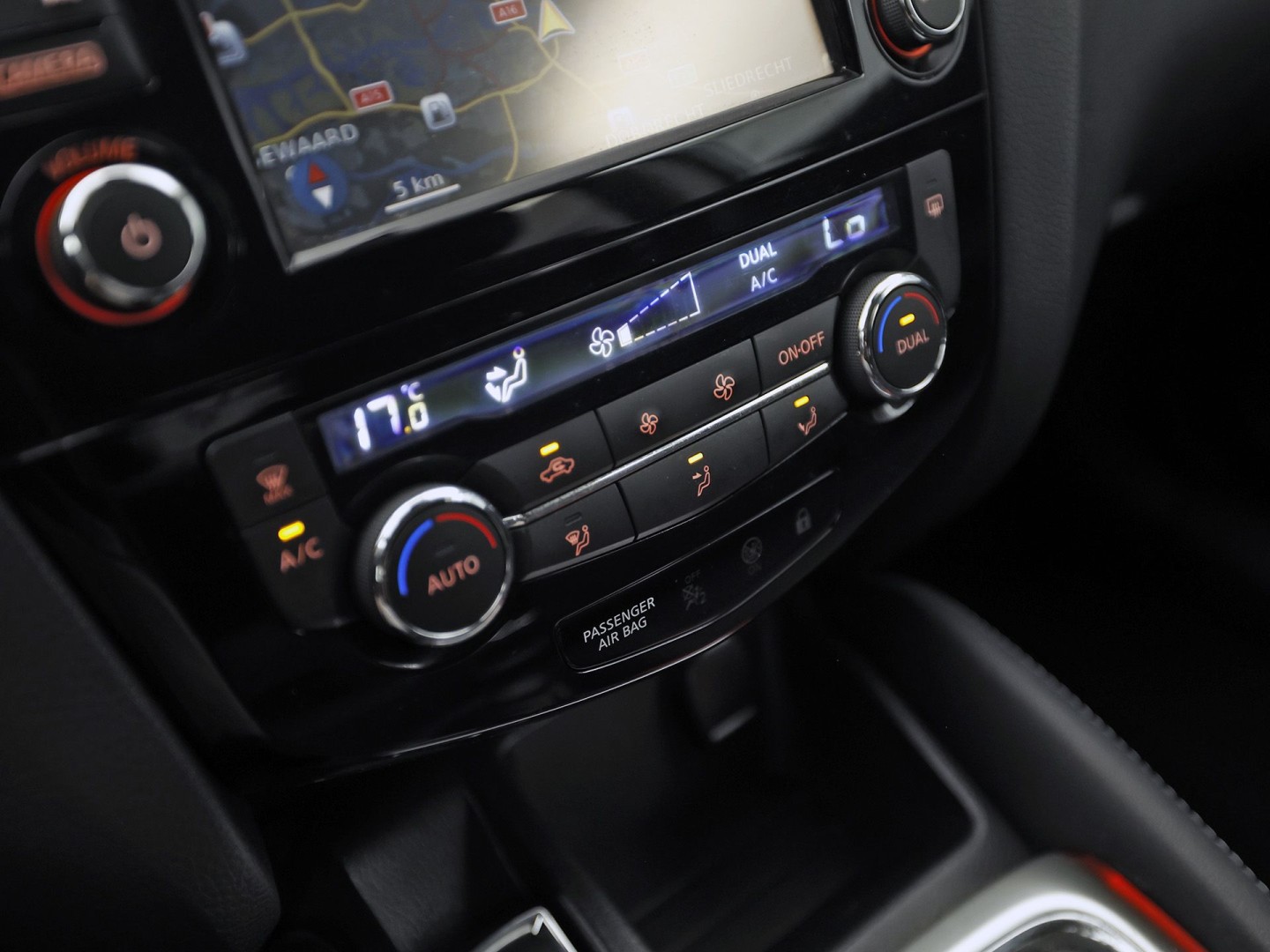Nissan Qashqai 1.2 N-Connecta Sport (PANORAMADAK, NAVIGATIE, 360 CAMERA, SPORTSTOELEN, GETINT GLAS, TREKHAAK, CRUISE, NIEUWSTAAT)
