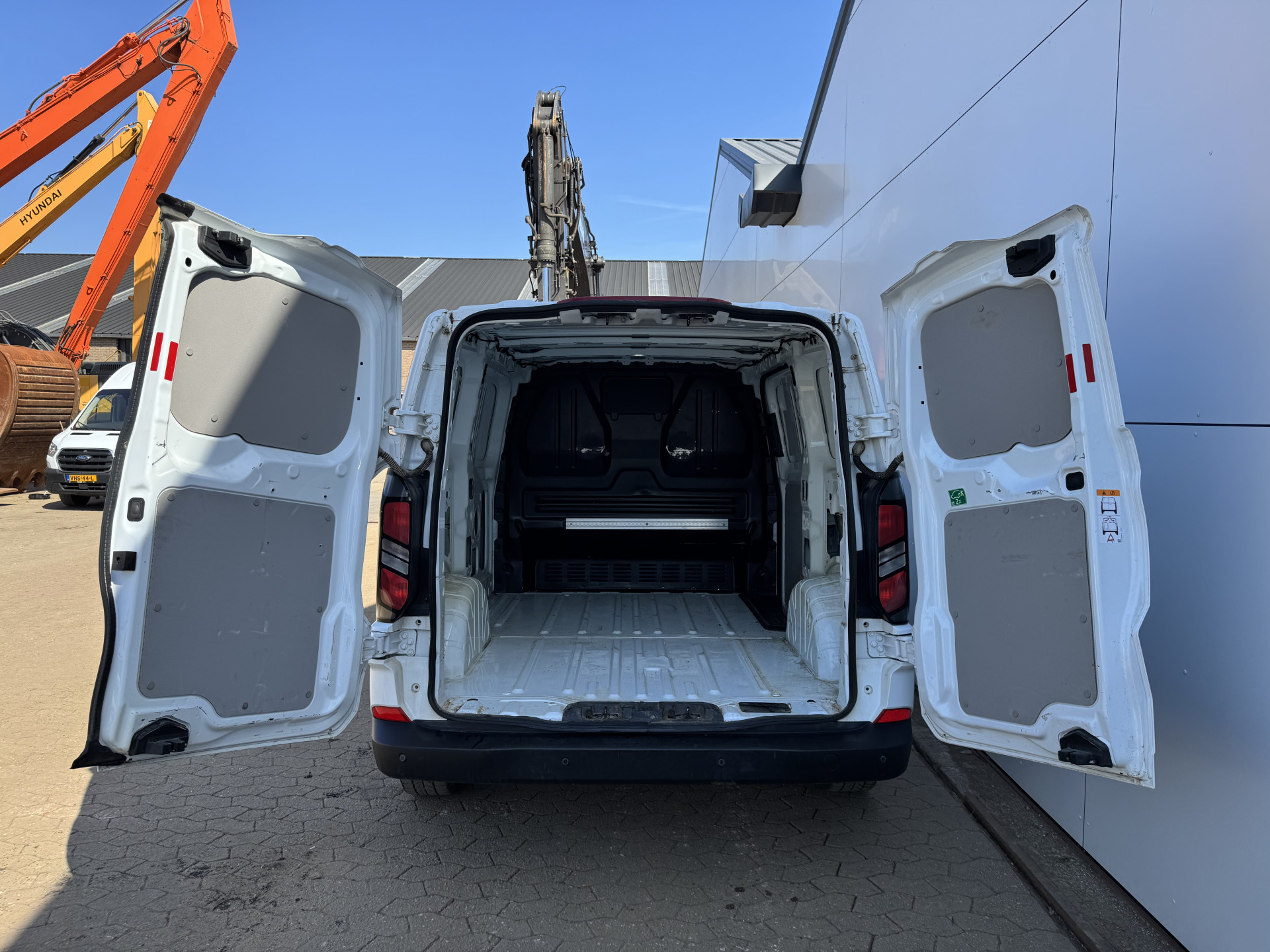 Ford Transit Custom 2.0 TDCI 140PK AWD Automaat L1 4x4 4WD LED Airco Carplay Camera Navigatie Parkeersensoren v+a Vierwielaandrijving