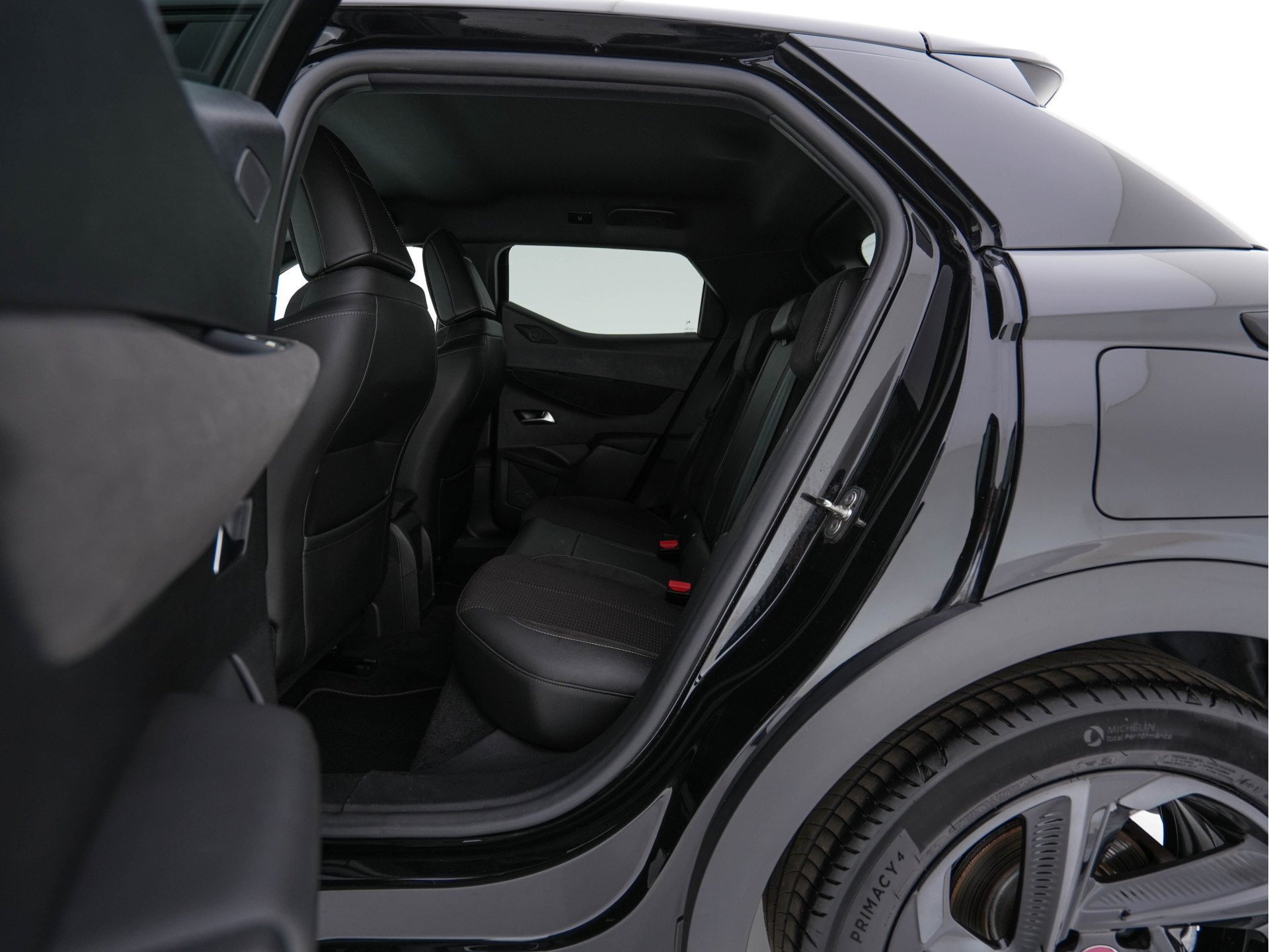 DS 3 Crossback E-Tense Performance Line+ 50 kWh [ 3-Fase ] {SOH-90%} (INCL-BTW) *LEATHER-FABRIC | MATRIX-LED | ADAPTIVE-CRUISE | DIGI-COCKPIT | HEATED-SPORTSEATS | CAMERA | KEYLESS | NAVI-FULLMAP | DAB+ | ECC | PDC | PRIVACY-GLASS | 18''ALU*