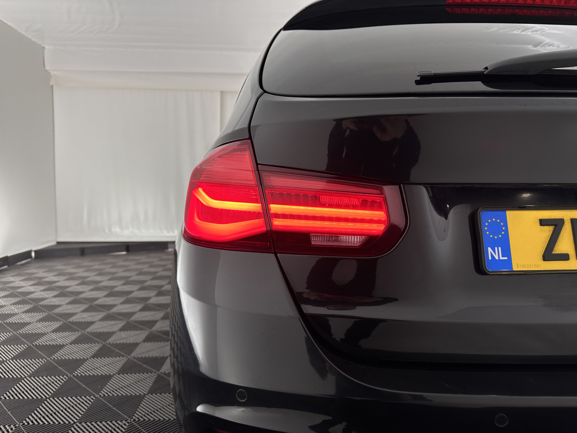 BMW 3-serie Touring 320d EDE Executive Aut. *PANO | LEATHER | FULL-LED | DIGI-COCKPIT | HEATED-SPORTSEATS | NAVI-FULLMAP | PRIVACY-GLASS | ECC | KEYLESS | LANE-ASSIST | PDC | CRUISE | TOWBAR | 18''ALU*