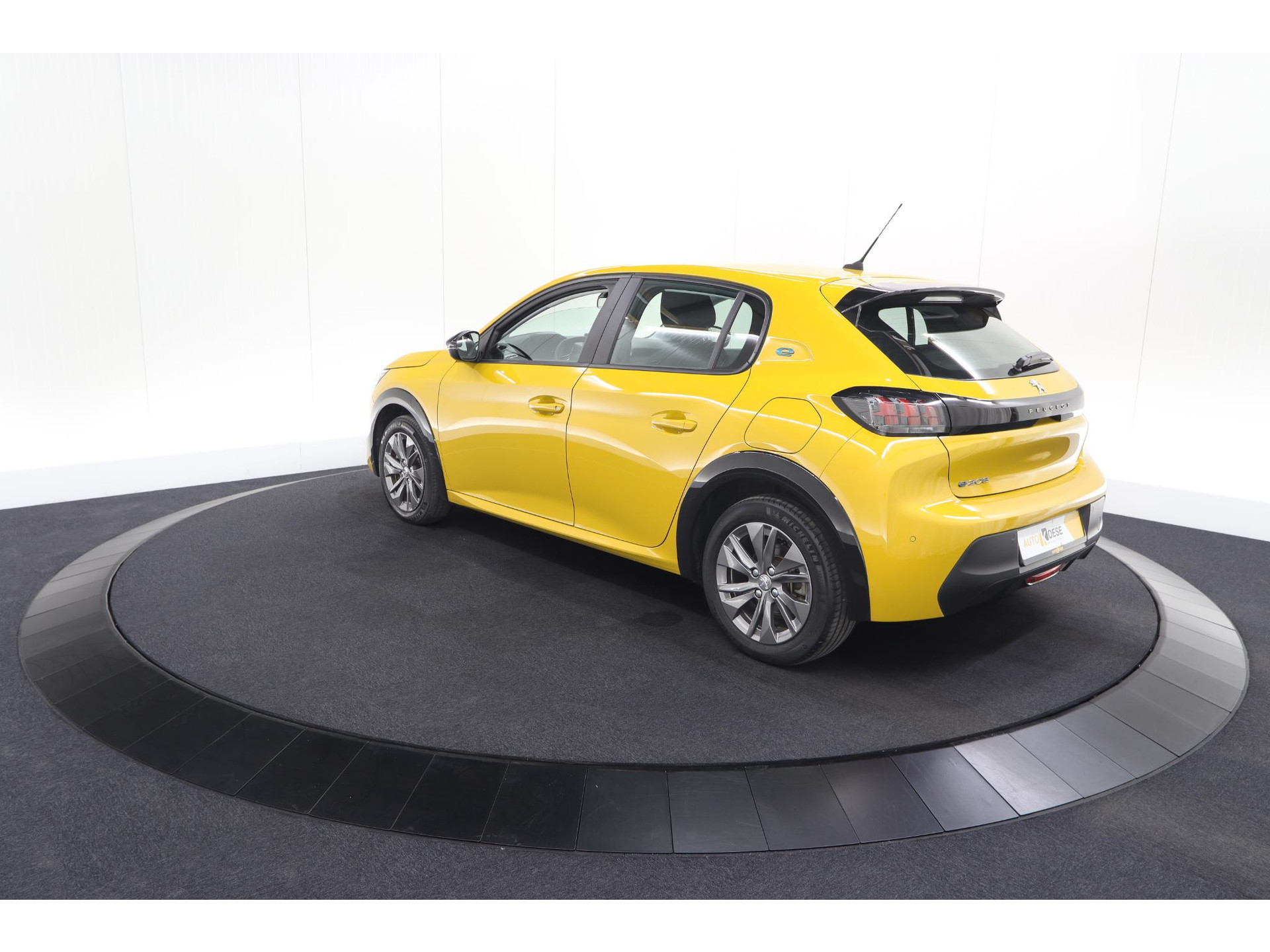 Peugeot e-208 EV Active Pack 50 kWh | 96,8% SOH | Navigatie | Parkeersensoren | Stoelverwarming