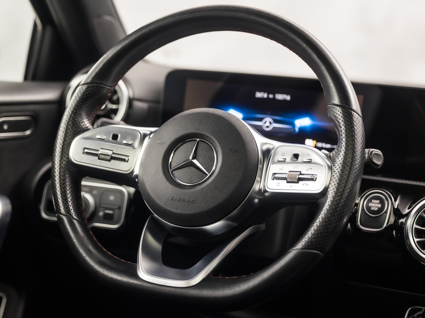 Mercedes-Benz A-Klasse 250 e AMG Sport 218Pk Automaat (PANORAMADAK, GROOT NAVI, SFEERVERLICHTING, CAMERA, GETINT GLAS, SPORTSTOELEN, LEDER/ALCANTARA, STOELVERWARMING, NIEUWSTAAT)