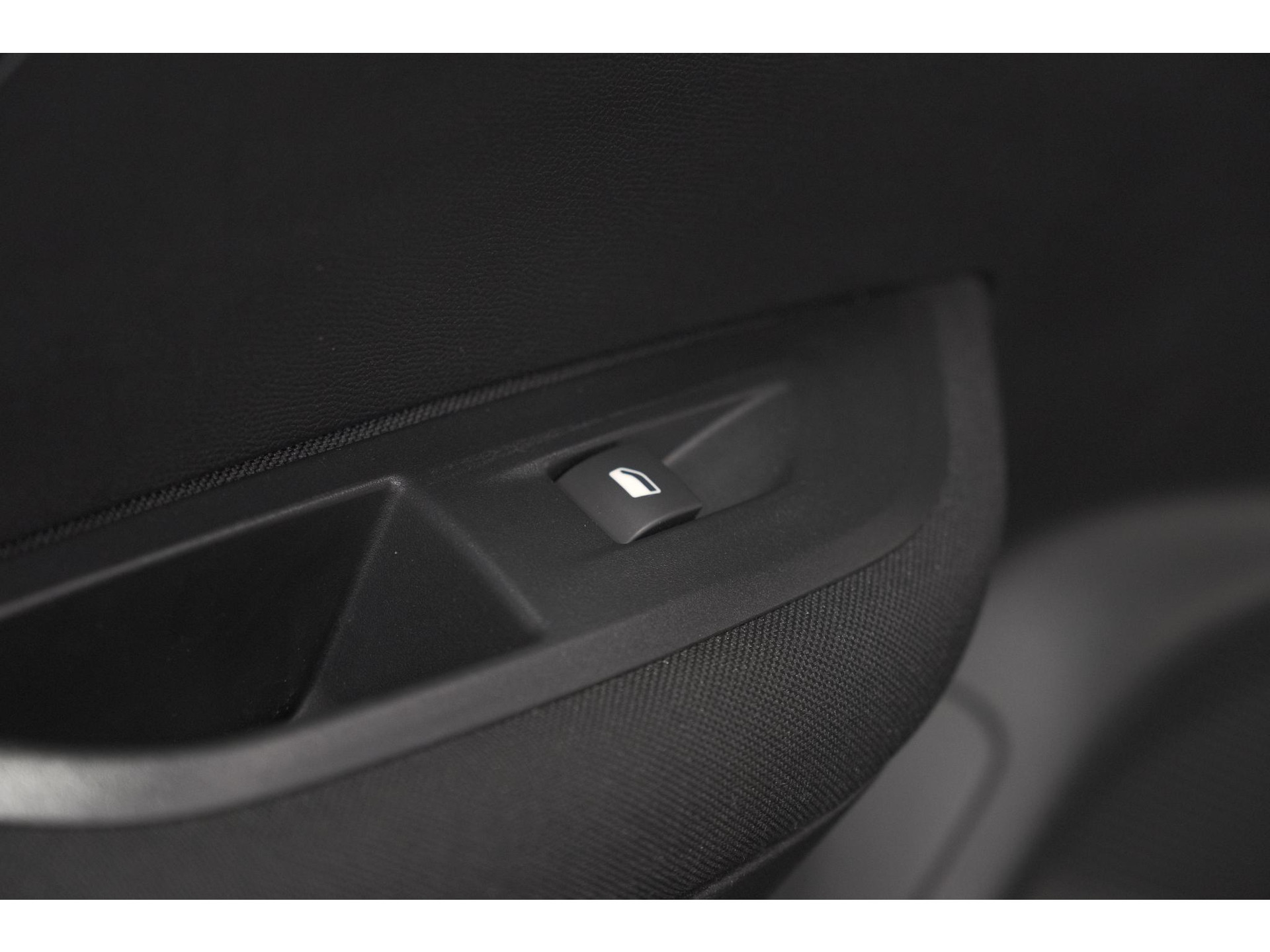 Peugeot 2008 PureTech 130 EAT8 Active Pack | Parkeersensoren | Apple CarPlay | Climate Control | Stoelverwarming
