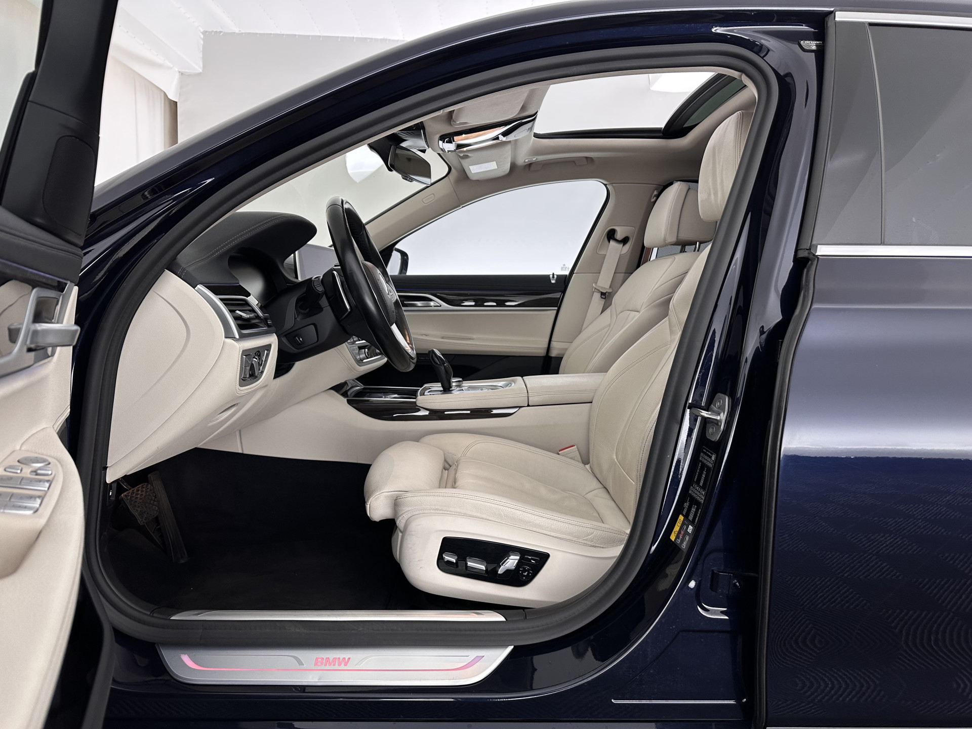 BMW 7-serie 745Le (Plug-in) (INCL-BTW) *PANO | LEATHER | FULL-LED | HEAD-UP | BLINDSPOT | MEMORY-PACK | DIGI-COCKPIT | KEYLESS | DAB+ | CAMERA | HEATED-COMFORTSEATS | AMBIENTLIGHT | CARPLAY | SHIFTPADDLES | 18''ALU*