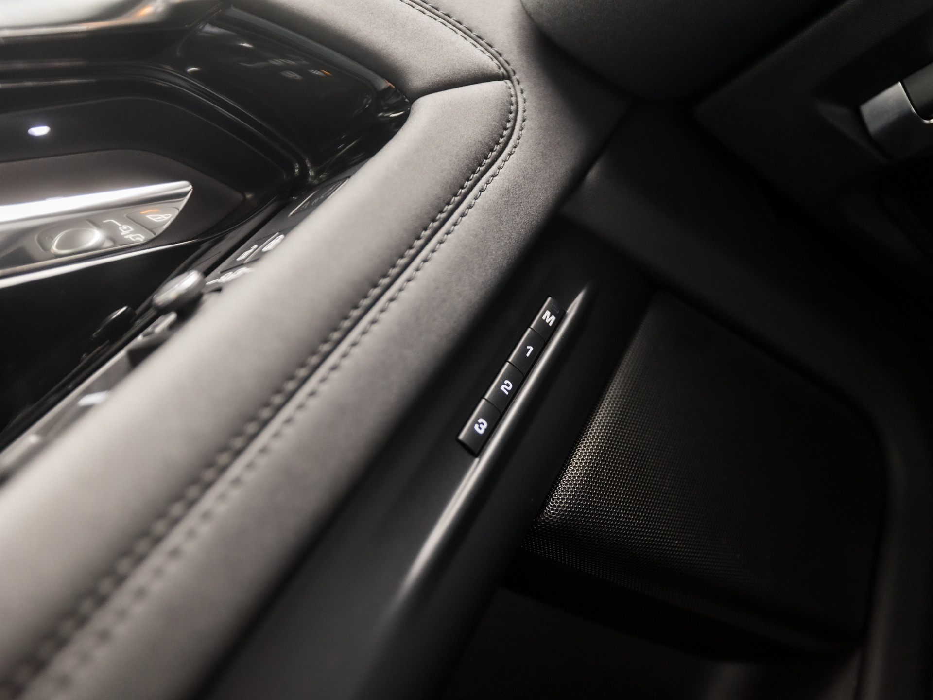 Land Rover Range Rover Evoque 1.5 P300e AWD R-Dynamic SE 309Pk Automaat (PANORAMADAK, APPLE CARPLAY, 360 CAMERA, MERIDIAN AUDIO, MEMORY SEATS, STUUR/STOELVERWARMING, ADAPTIVE CRUISE, VIRTUAL DASHBOARD, NIEUWSTAAT)