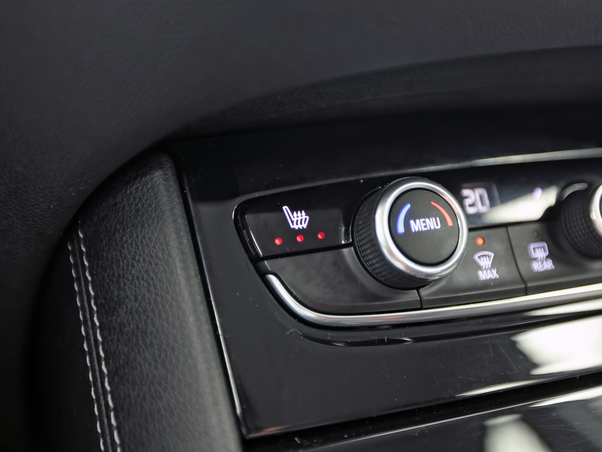 Opel Grandland X 1.2 Turbo Sport Automaat (APPLE CARPLAY, GROOT NAVI, CLIMATE, STUUR/STOELVERWARMING, SPORTSTOELEN, PARKEERSENSOREN, GETINT GLAS, CRUISE, NIEUWSTAAT)