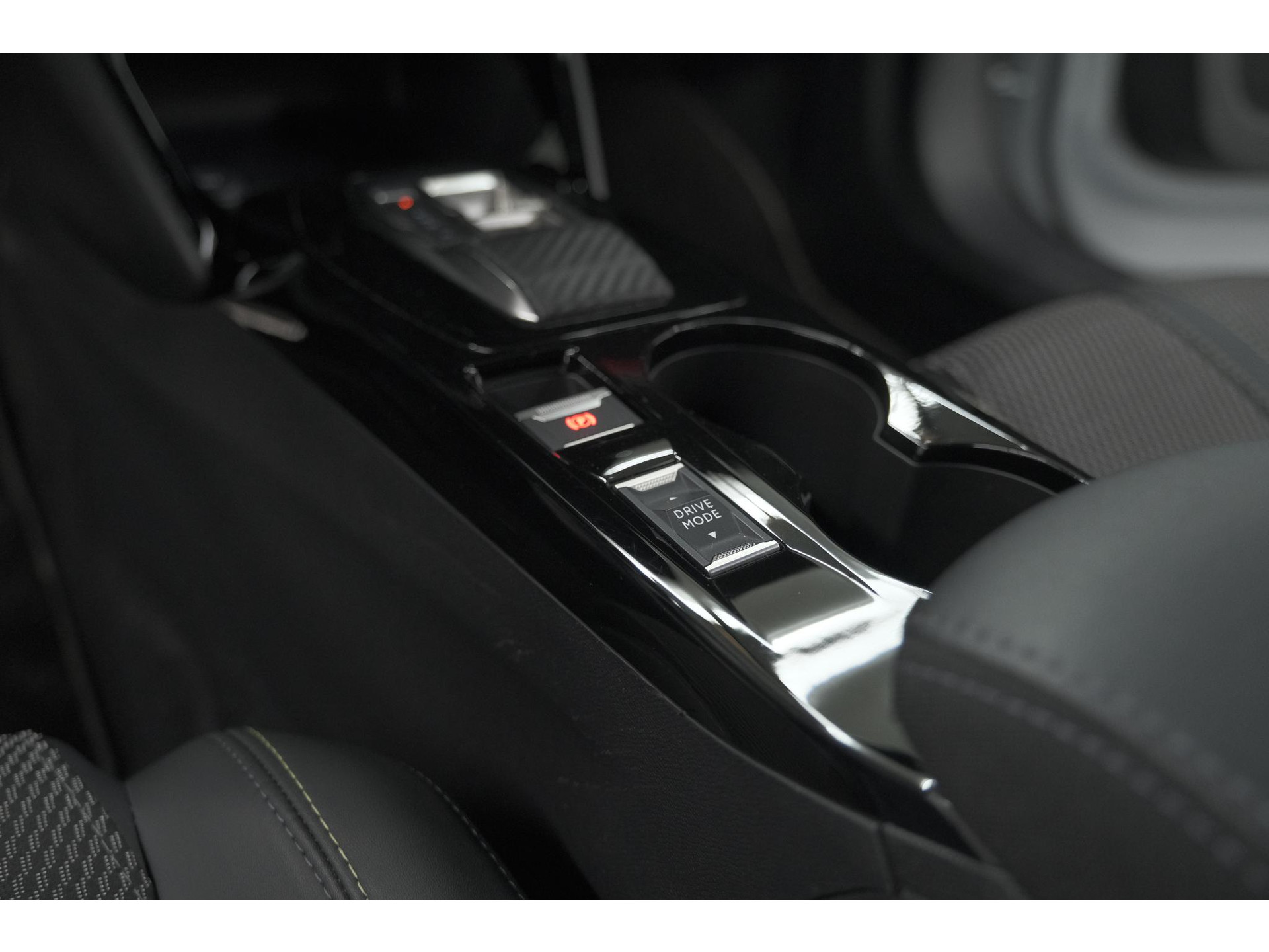 Peugeot 2008 PureTech 130 EAT8 GT | Camera | Apple Carplay | Parkeersensoren | 17 Inch Lichtmetalen Velgen