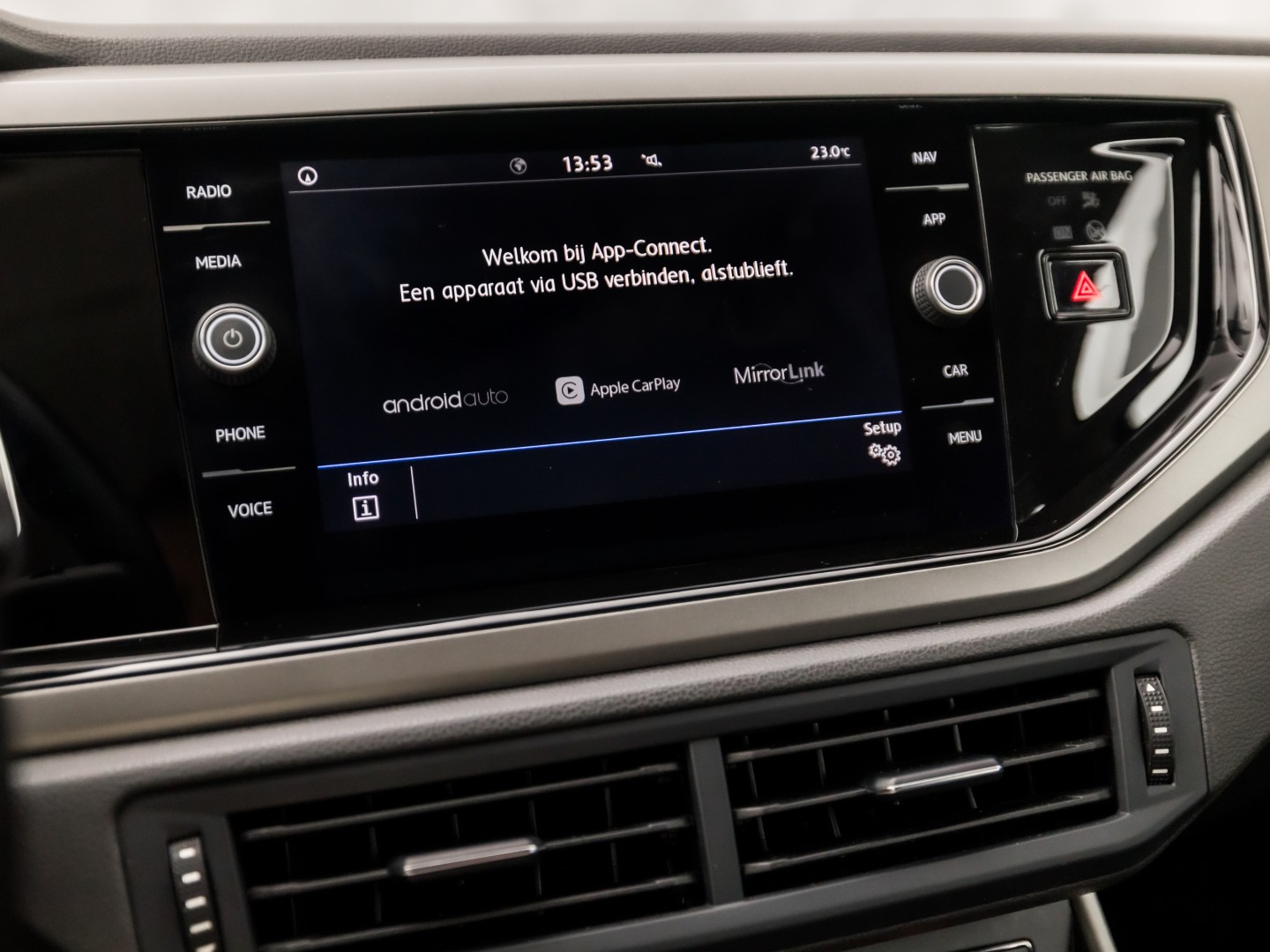 Volkswagen Polo 1.0 TSI Sportline (APPLE CARPLAY, GROOT NAVI, GETINT GLAS, LM VELGEN, SPORTSTOELEN, ADAPTIVE CRUISE, NIEUWSTAAT)