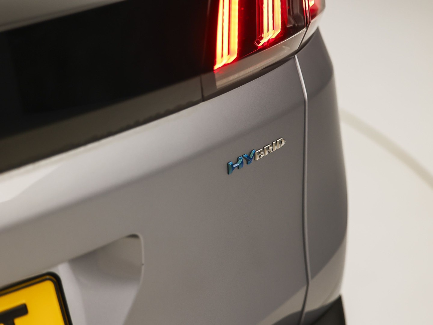 Peugeot 3008 1.6 HYbrid 225 Allure Sport 225Pk Automaat (APPLE CARPLAY, GROOT NAVI, 360 CAMERA, LEDER, SPORTSTOELEN, KEYLESS, GETINT GLAS, ZWART HEMEL, NIEUWSTAAT)