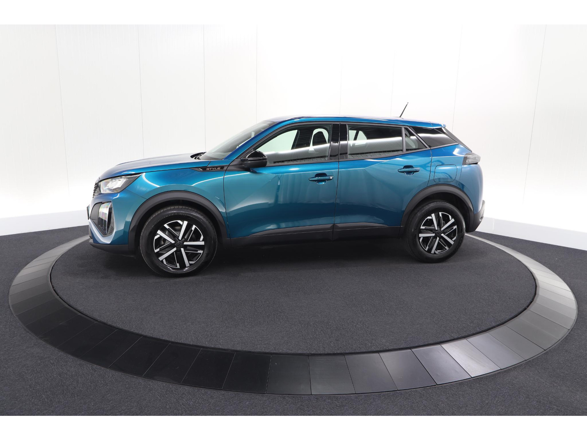 Peugeot 2008 Hybrid 136 e-DCS6 Style | Apple Carplay | Parkeersensoren | Climate control