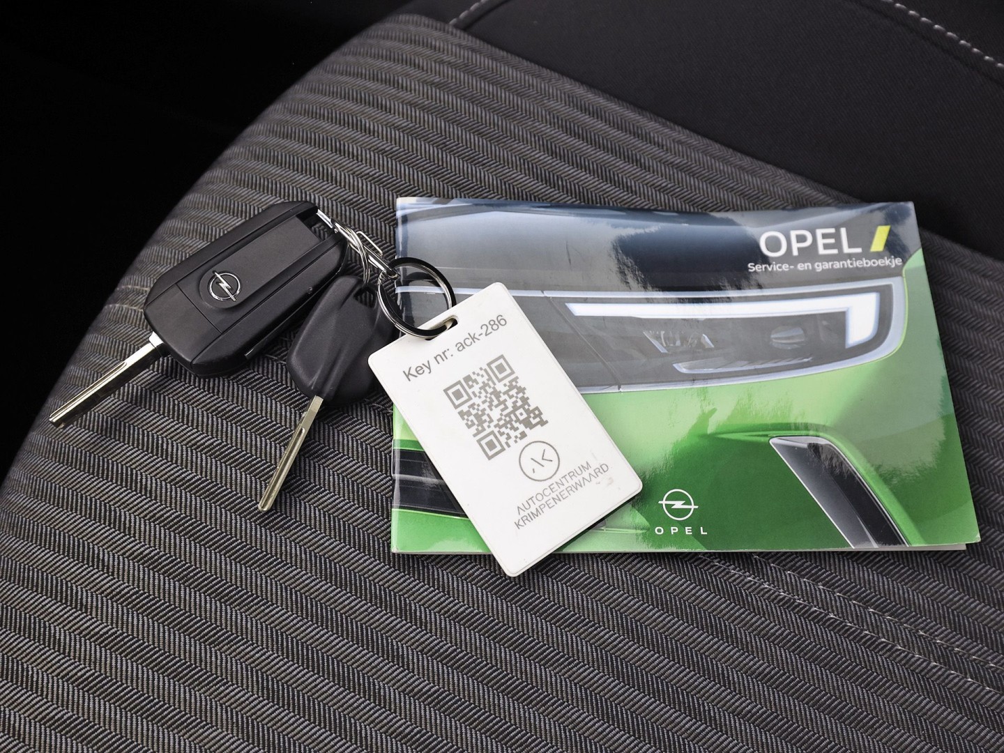 Opel Corsa 1.2 Sport (APPLE CARPLAY, GROOT NAVI, 360 CAMERA, CRUISE, PARKEERSENSOREN, LEDER STUURWIEL, SPORTSTOELEN, LM VELGEN, NIEUWSTAAT)