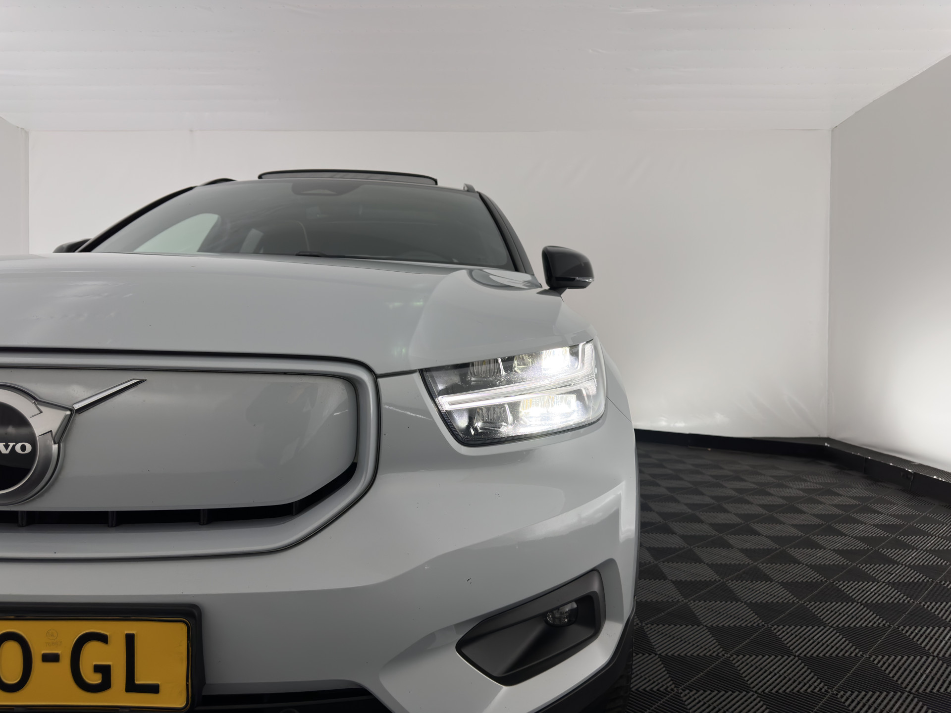 Volvo XC40 Recharge P8 AWD R-Design [ 3-Fase ] {SOH-89%} (INCL-BTW) *PANO | LEATHER-MICROFIBRE | DIGI-COCKPIT | FULL-LED | NAVI-FULLMAP | ECC | CARPLAY | PDC | KEYLESS | HEATED-SPORTSEATS | BLIS | PRIVACY-GLASS | 20"ALU*