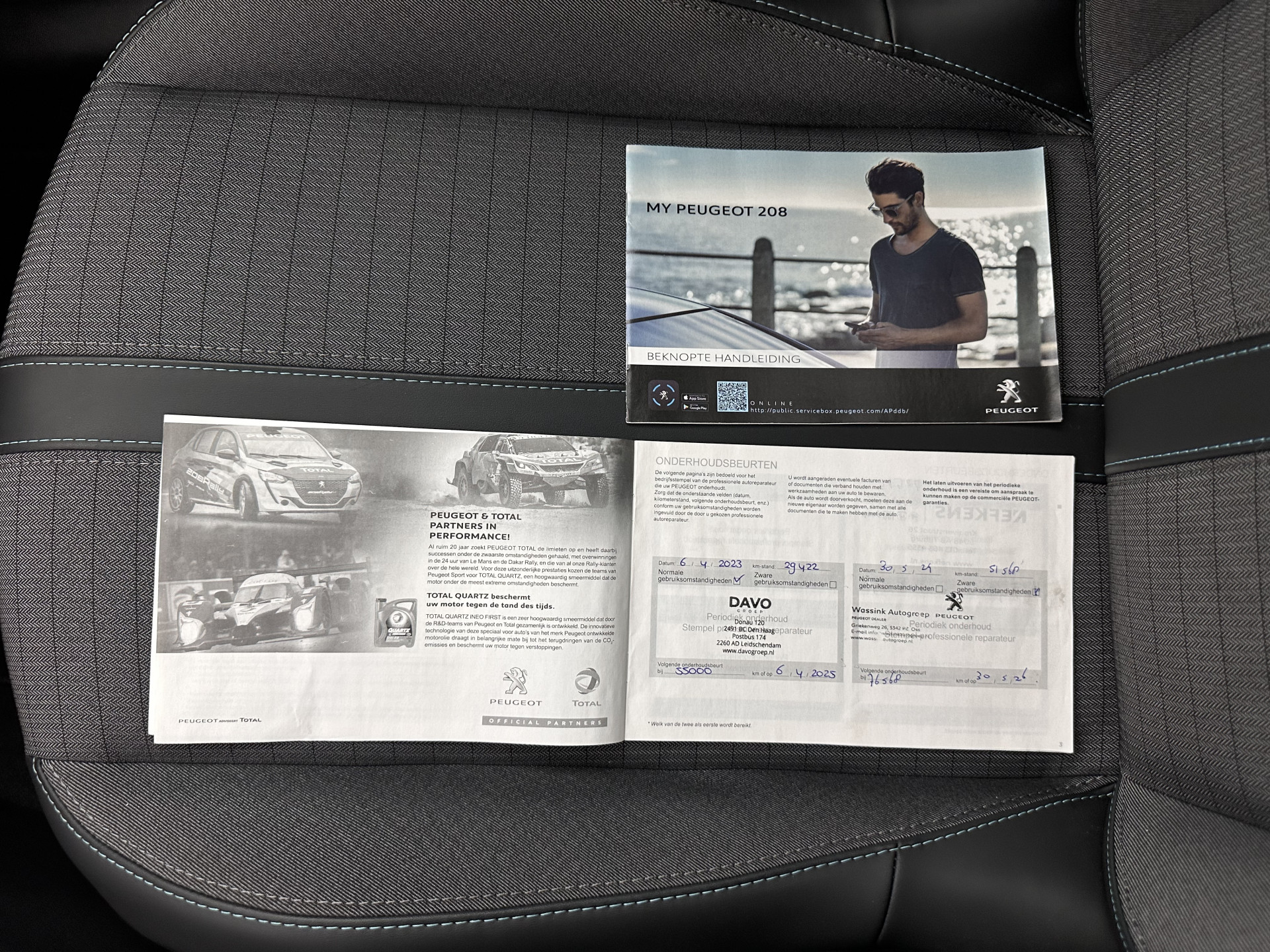 Peugeot e-208 EV Allure Pack 50 kWh (3-Fase-11kW) {SOH-89%} Aut.*HEATPUMP | LEATHER-FABRIC | FULL-LED | DIGI-COCKPIT | BLINDSPOT | CAMERA | AMBIENTLIGHT | NAVI-FULLMAP | LANE-ASSIST | KEYLESS | DAB | PRIVACYGLASS | HEATED-SPORTSEATS | CARPLAY | 16"ALU