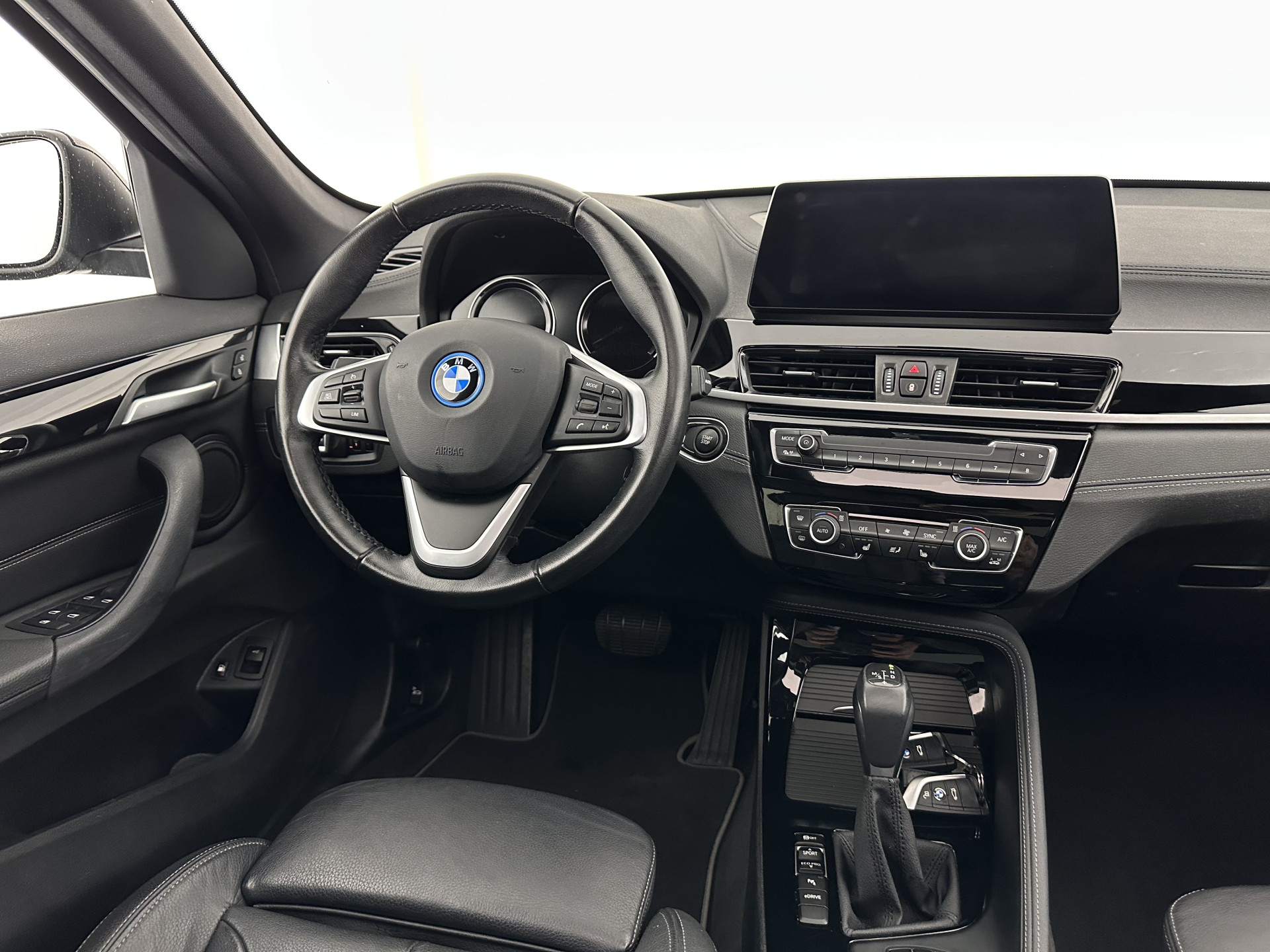 BMW X1 xDrive25e Sportline Business Edition Plus (Plug-In) (INCL-BTW) Aut. *PANO | LEATHER | FULL-LED | HEATED-SPORTSEATS | HIFI-SYSTEM | CAMERA | PRIVACYGLASS | NAVI-FULLMAP | ECC | HEAD-UP | PDC | KEYLESS | DAB | CRUISE | TOWBAR | AMBIENTLIGHT | 18