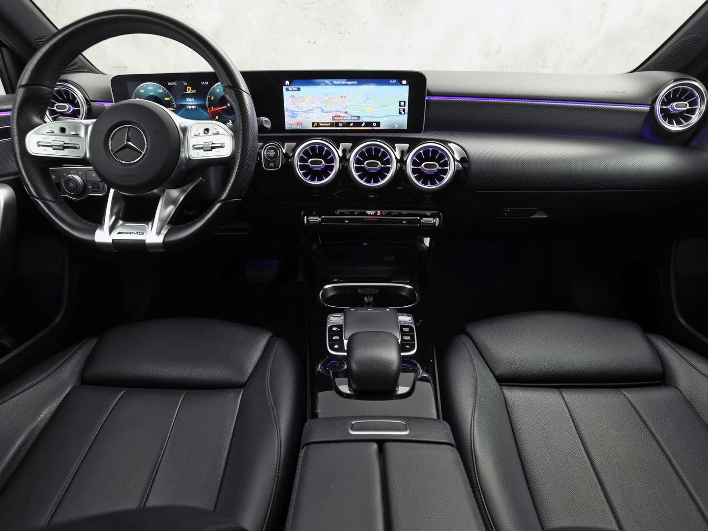Mercedes-Benz A-Klasse 200 AMG Sport 163Pk Automaat (PANORAMADAK, APPLE CARPLAY, GROOT NAVI, SFEERVERLICHTING, CAMERA, SPORTSTOELEN, LEDER, GETINT GLAS, STOELVERWARMING, NIEUWSTAAT)