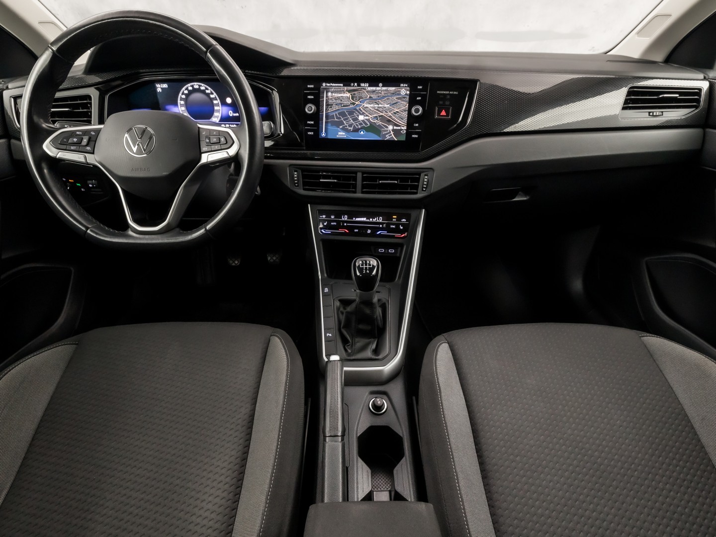 Volkswagen Polo 1.0 TSI Sport (VIRTUAL COCKPIT, 1e EIGENAAR, APPLE CARPLAY, GROOT NAVI, CLIMATE, STOELVERWARMING, SPORTSTOELEN, GETINT GLAS, LM VELGEN, CRUISE, PARKEERSENSOREN, NIEUWSTAAT)