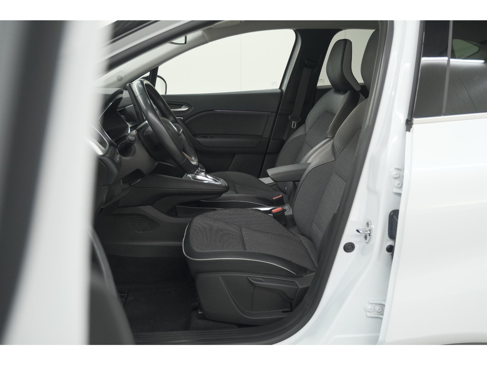 Renault Captur 1.6 E-Tech Plug-in Hybrid 160 Intens | Trekhaak | Camera | Adaptieve Cruise Control | Dodehoekdetectie