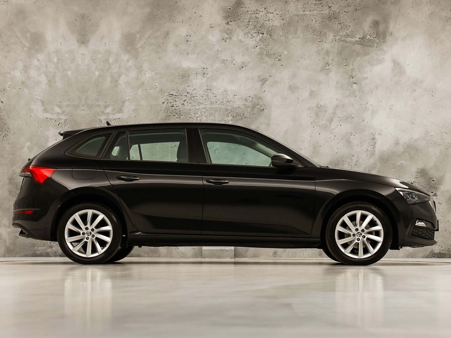 Škoda Scala 1.0 TSI Sport Automaat (GROOT NAVI, VIRTUAL COCKPIT, CLIMATE, APPLE CARPLAY, STOELVERWARMING, NIEUWE APK, NIEUWSTAAT)