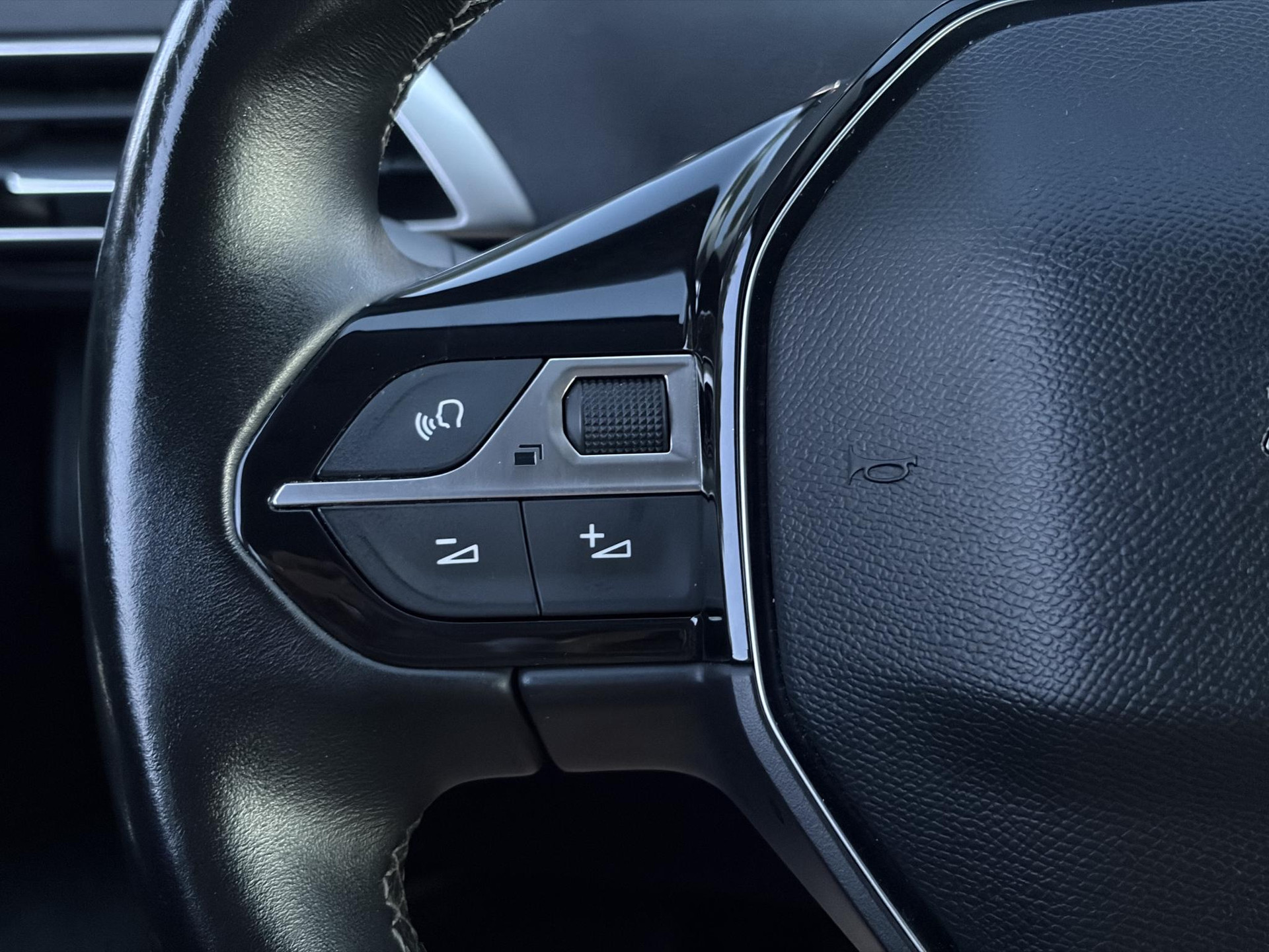 Peugeot 3008 1.2 PureTech Active ✓D-riem vv in 2023✓360° Camera✓Carplay✓Navi✓131pk✓Clima✓Cruise✓Trekhaak✓Dealer Onderhouden✓Bj 11-2019✓Lm velgen✓6 Bak✓Pdc✓N.A.P✓Apk tot 06-2027